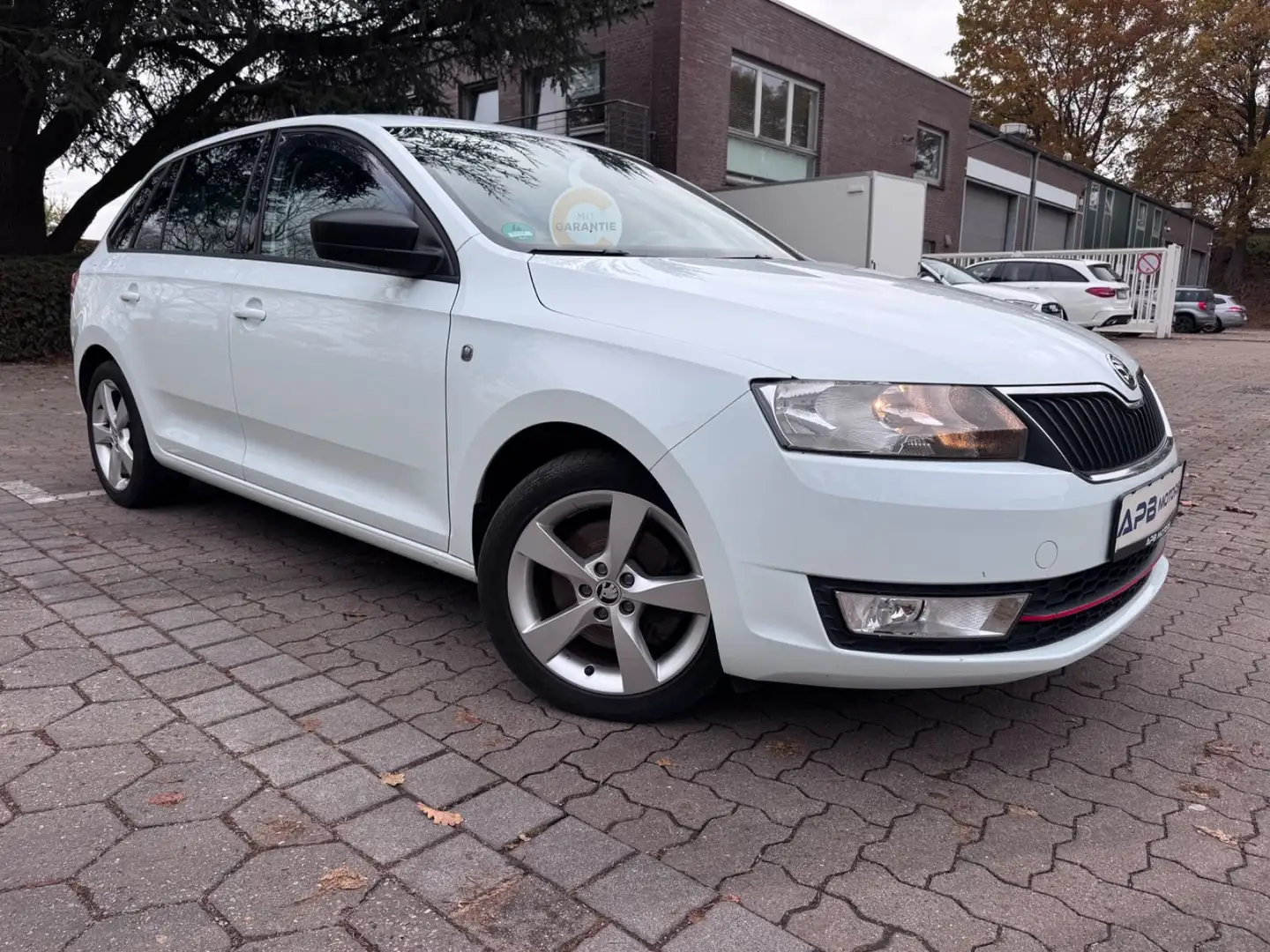 Skoda Rapid/Spaceback RAPID SPACEBACK DRIVE SITZHZG. ALU PDC 1.BESITZ Blanc - 1