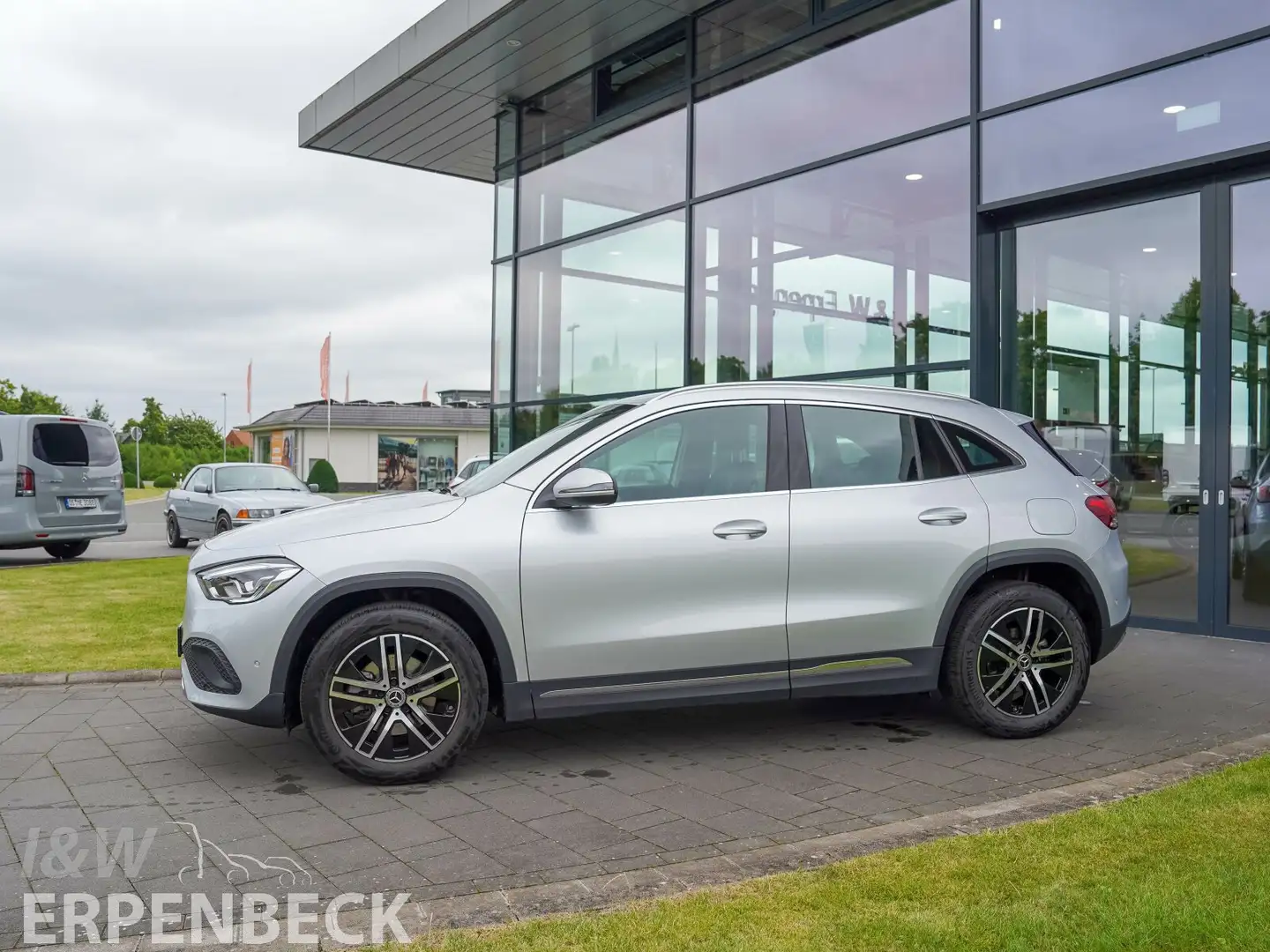 Mercedes-Benz GLA 200 GLA 200 7G Progressive Kamera AHK LED MBUX SHZ Silber - 2