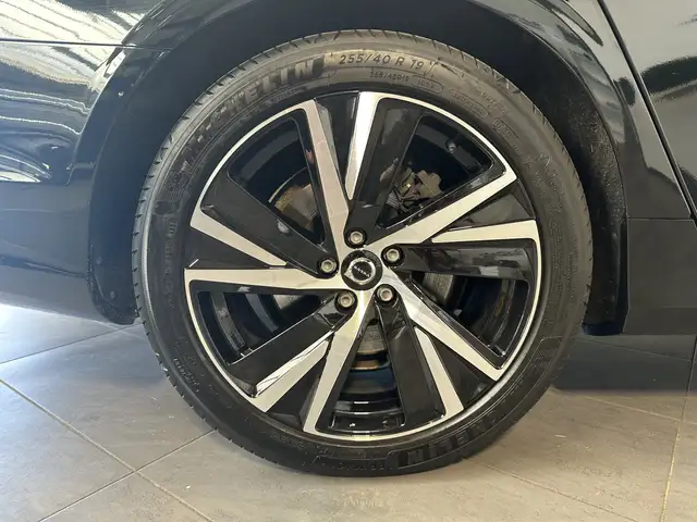 Volvo V90 view 3