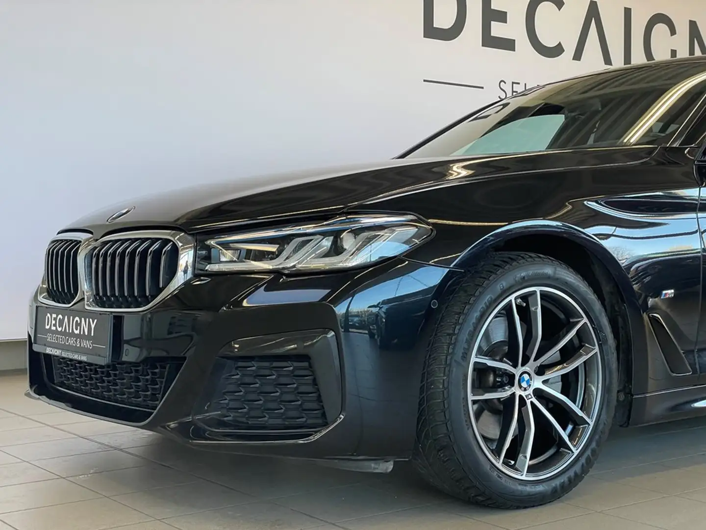 BMW 520 i M-Pack *App Connect*Panodak*Camera*Trekhaak Zwart - 2