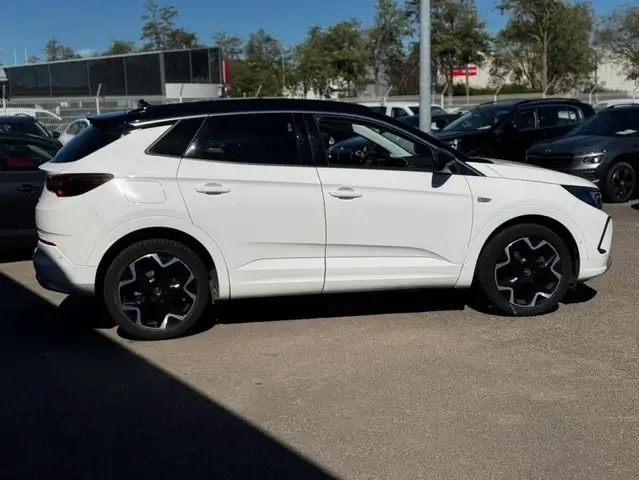 Opel Grandland view 4