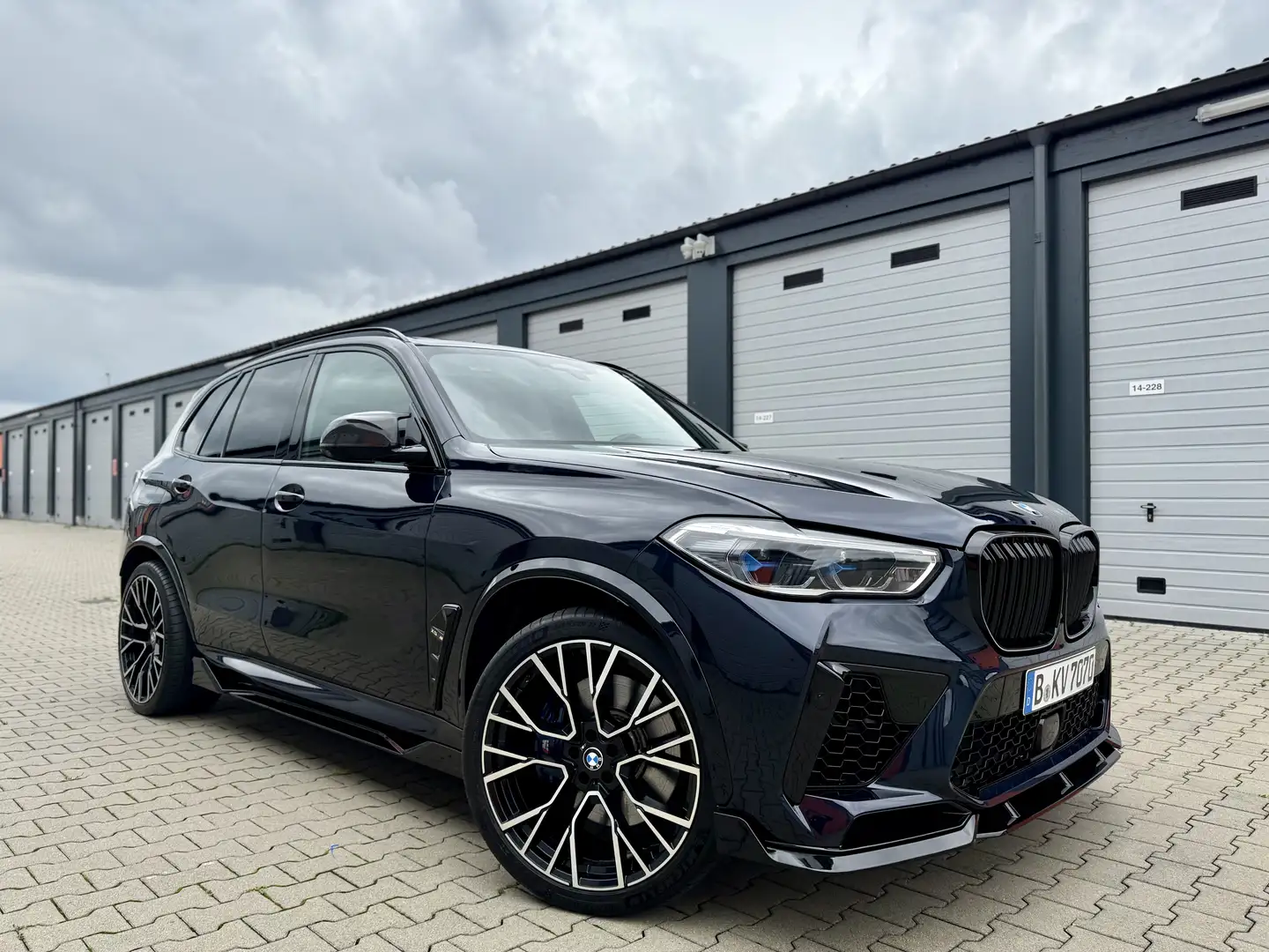 BMW X5 M M50 i Schwarz - 1