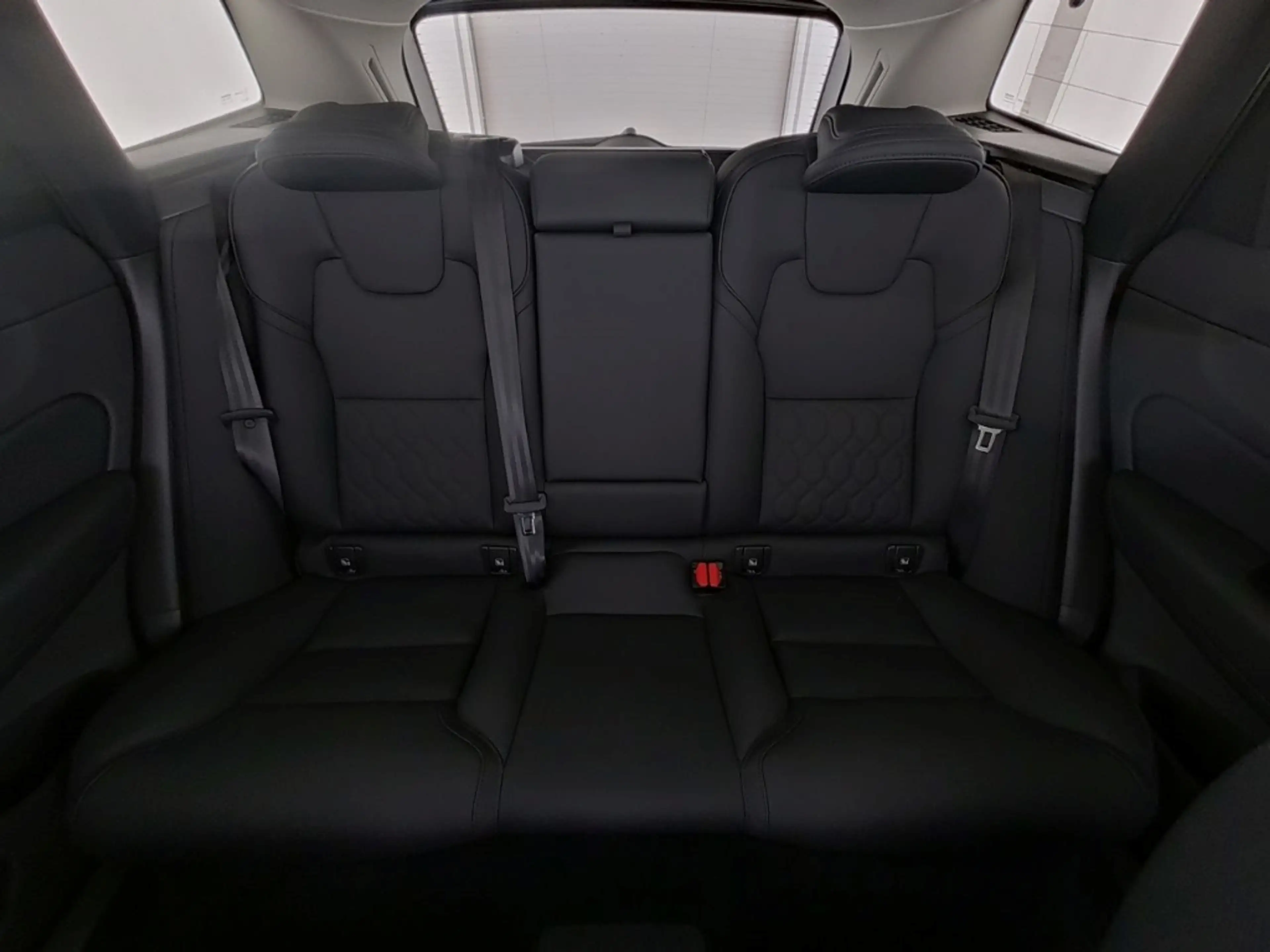Volvo XC60 Plus Dark Recharge Plug-In Hybrid AWD — photo 14