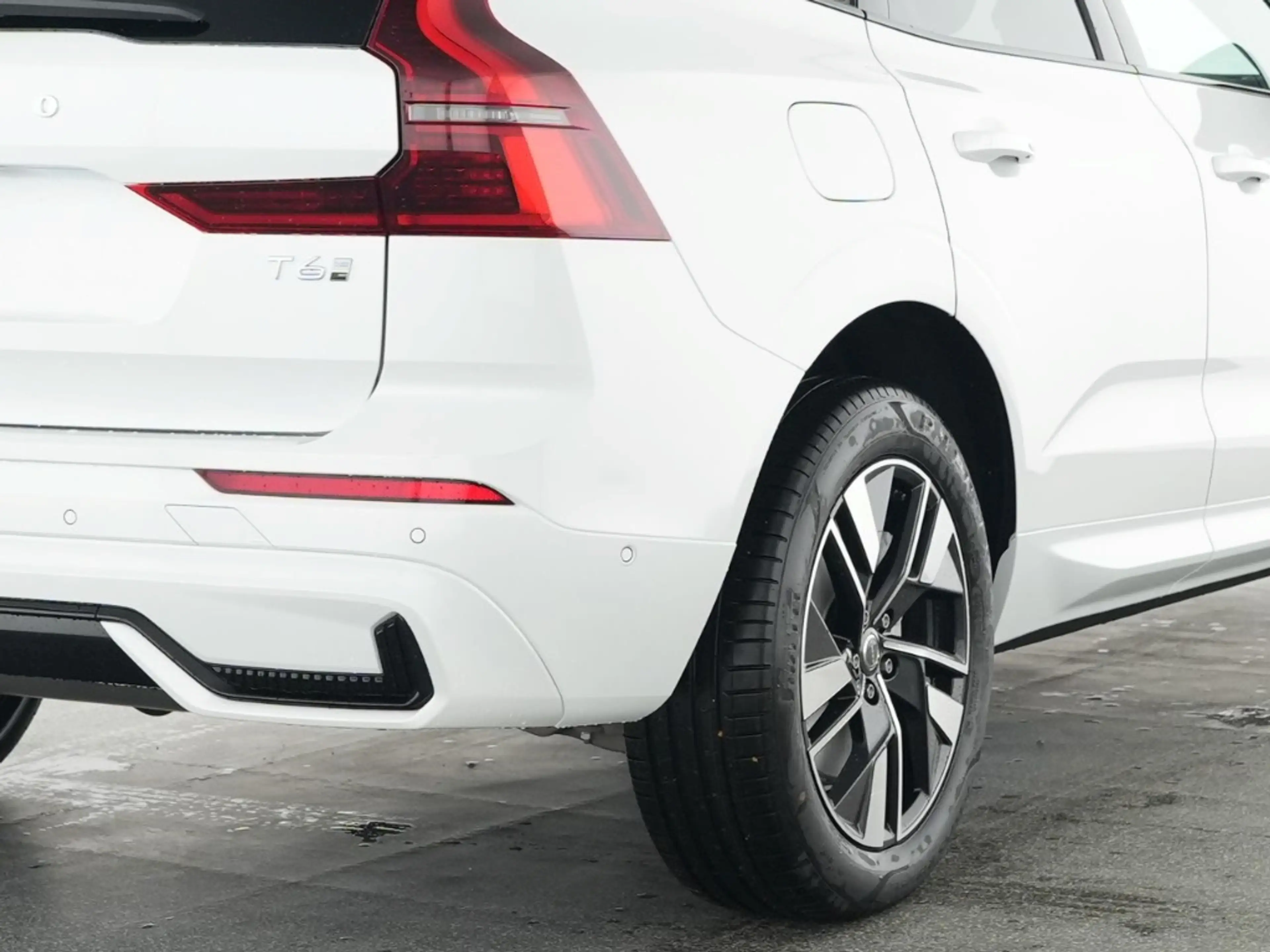 Volvo XC60 Plus Dark Recharge Plug-In Hybrid AWD — photo 12
