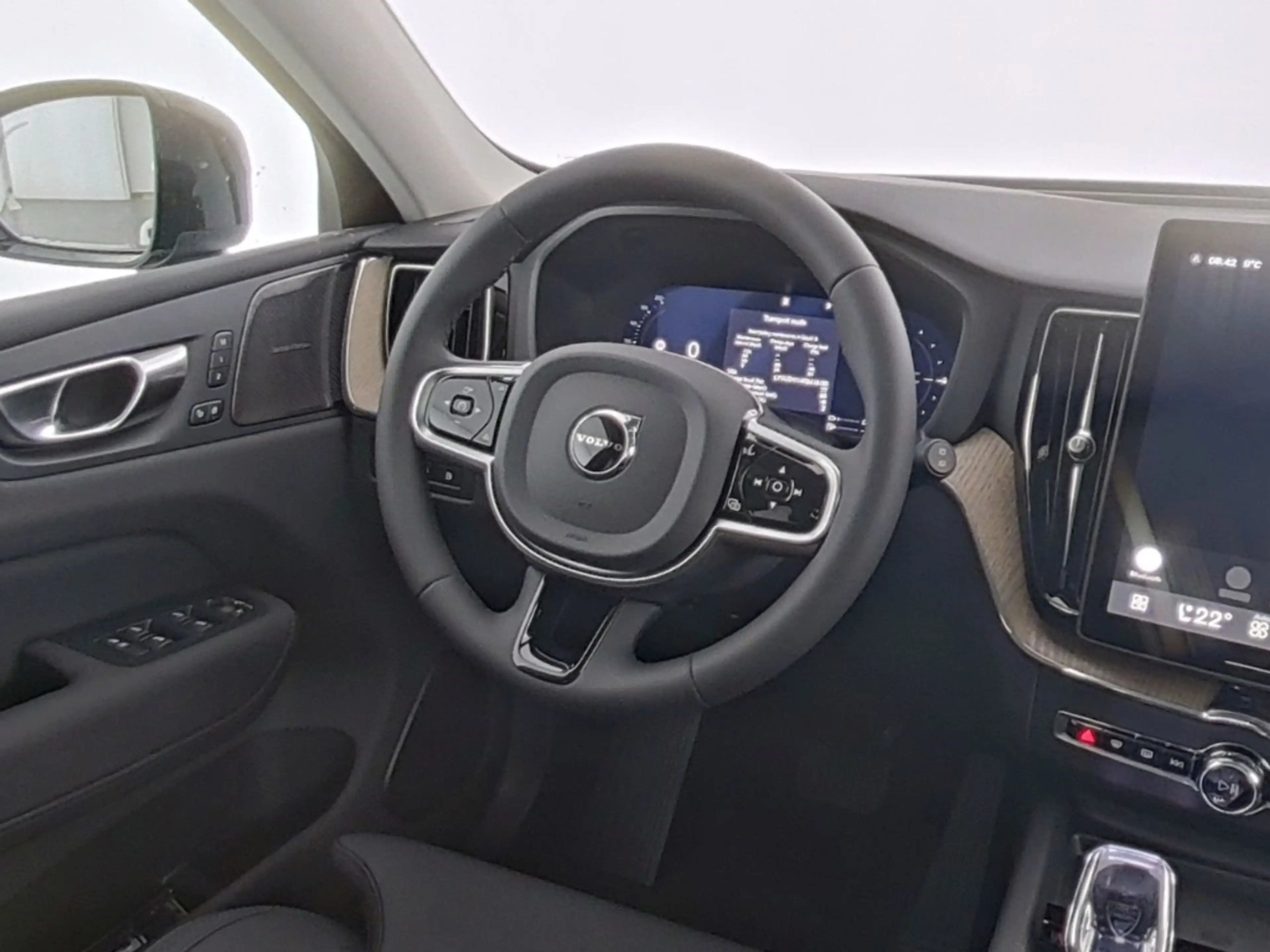 Volvo XC60 Plus Dark Recharge Plug-In Hybrid AWD — photo 15