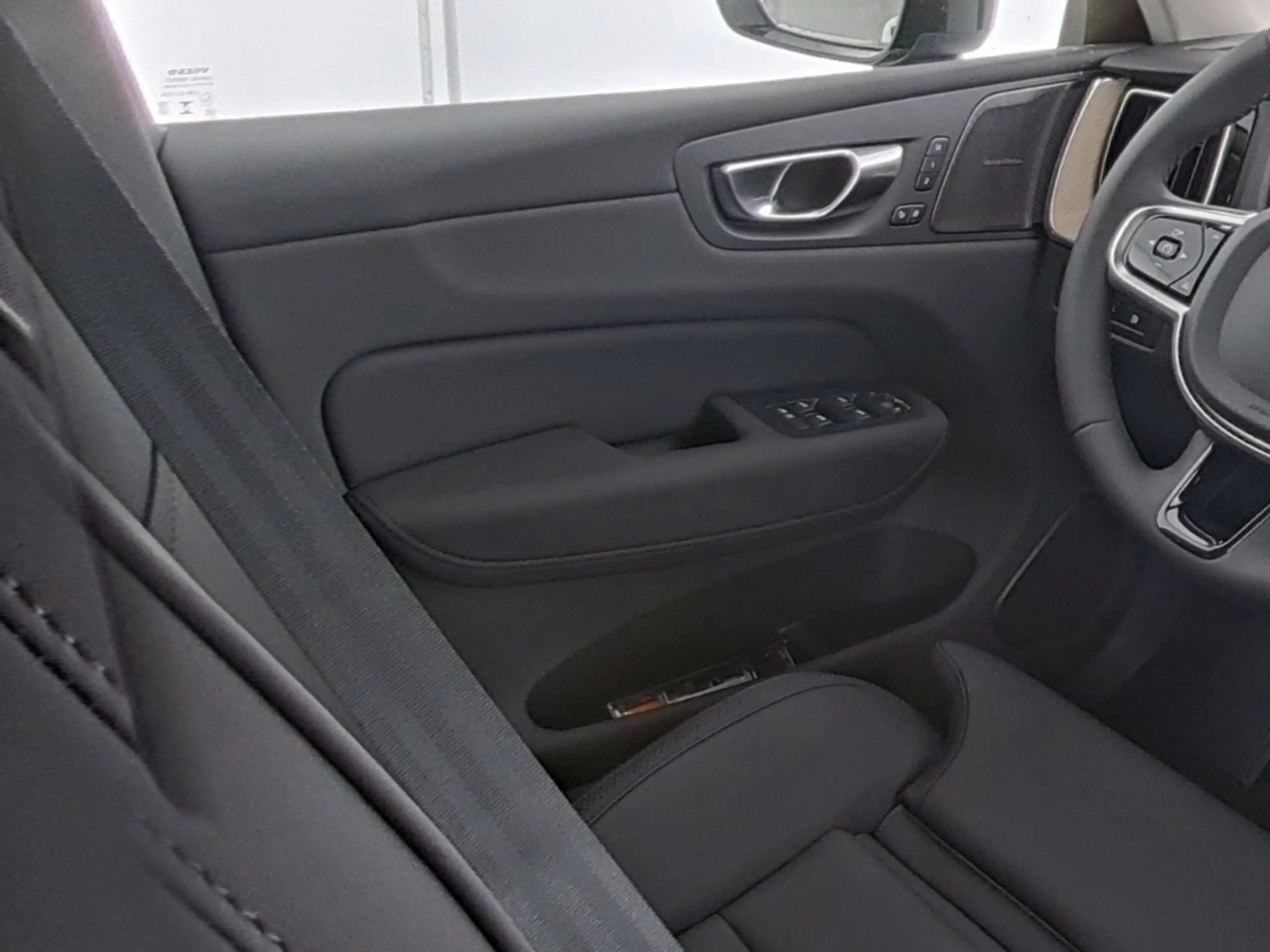 Volvo XC60 Plus Dark Recharge Plug-In Hybrid AWD — photo 13