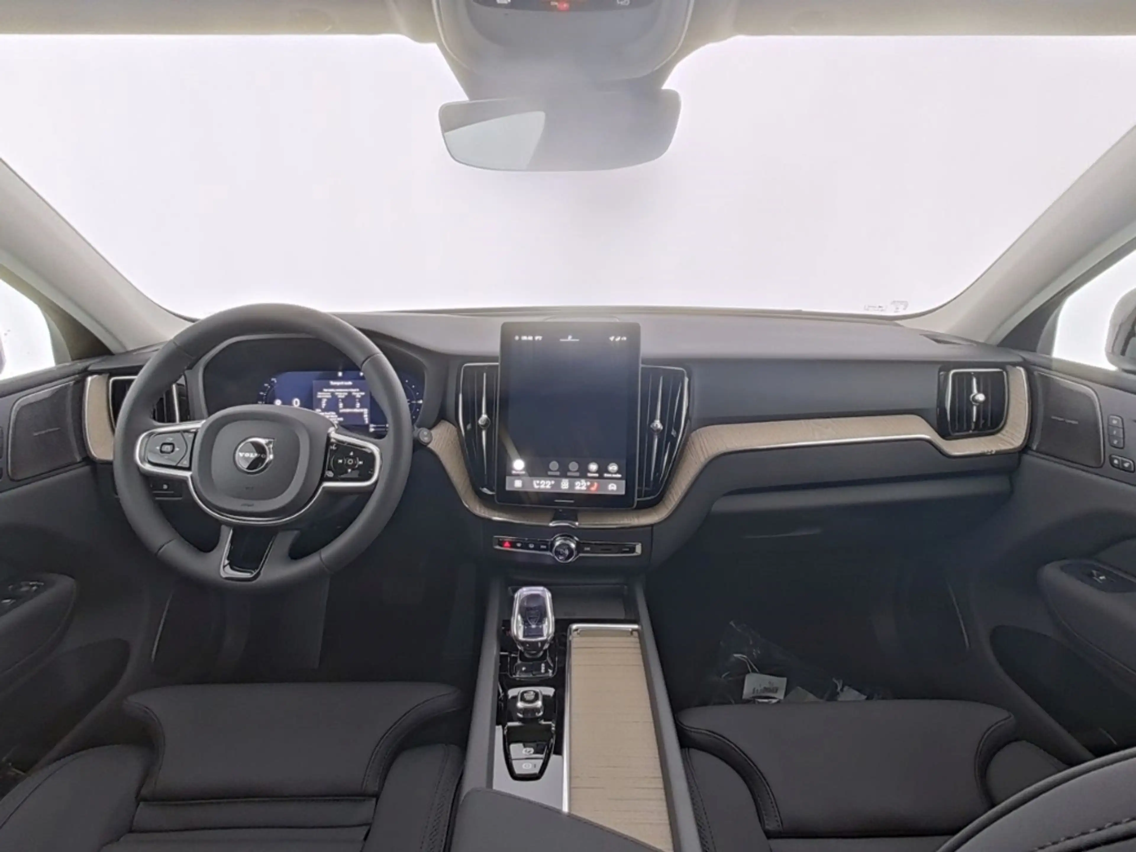 Volvo XC60 Plus Dark Recharge Plug-In Hybrid AWD — photo 6