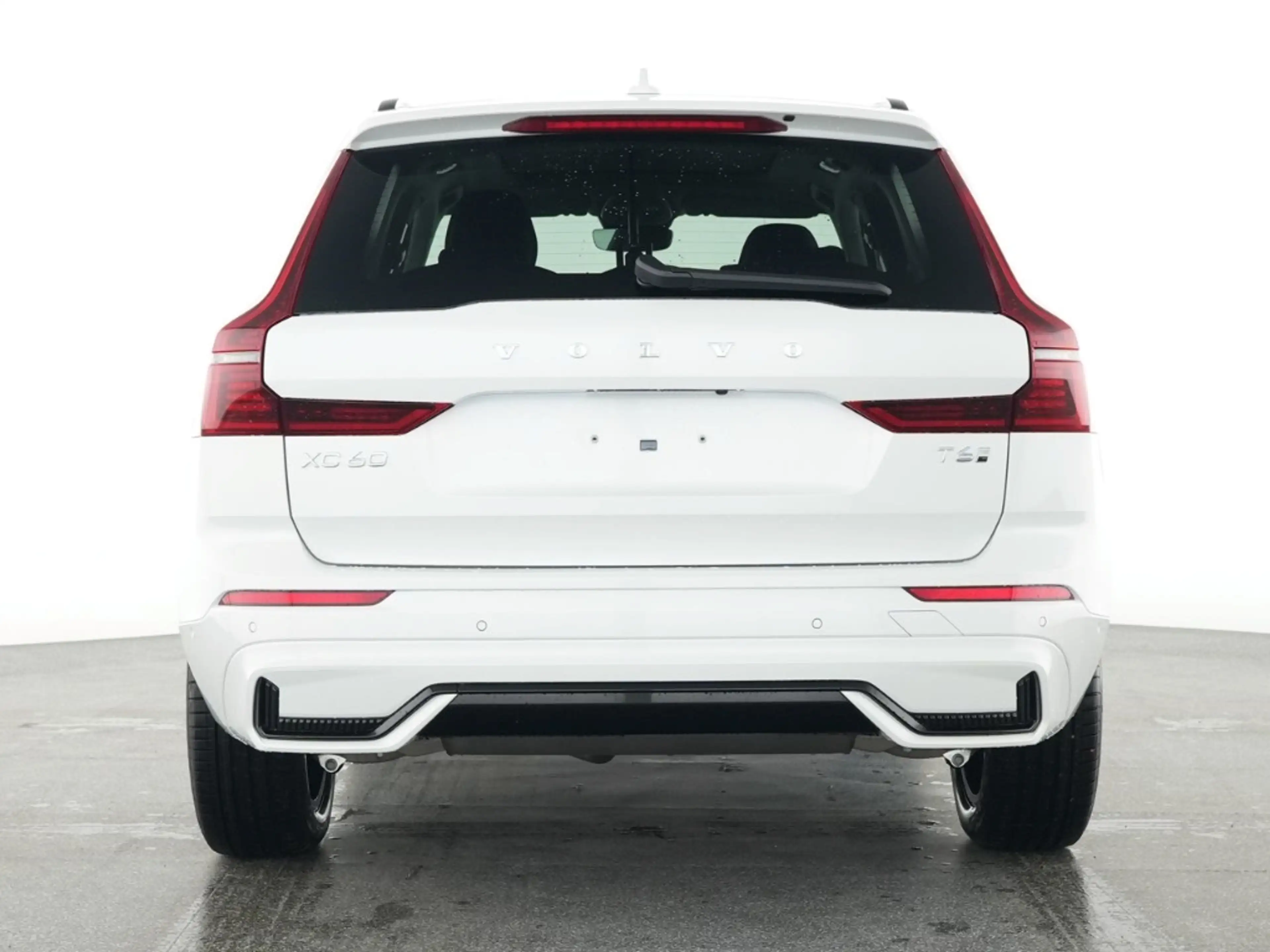 Volvo XC60 Plus Dark Recharge Plug-In Hybrid AWD — photo 4