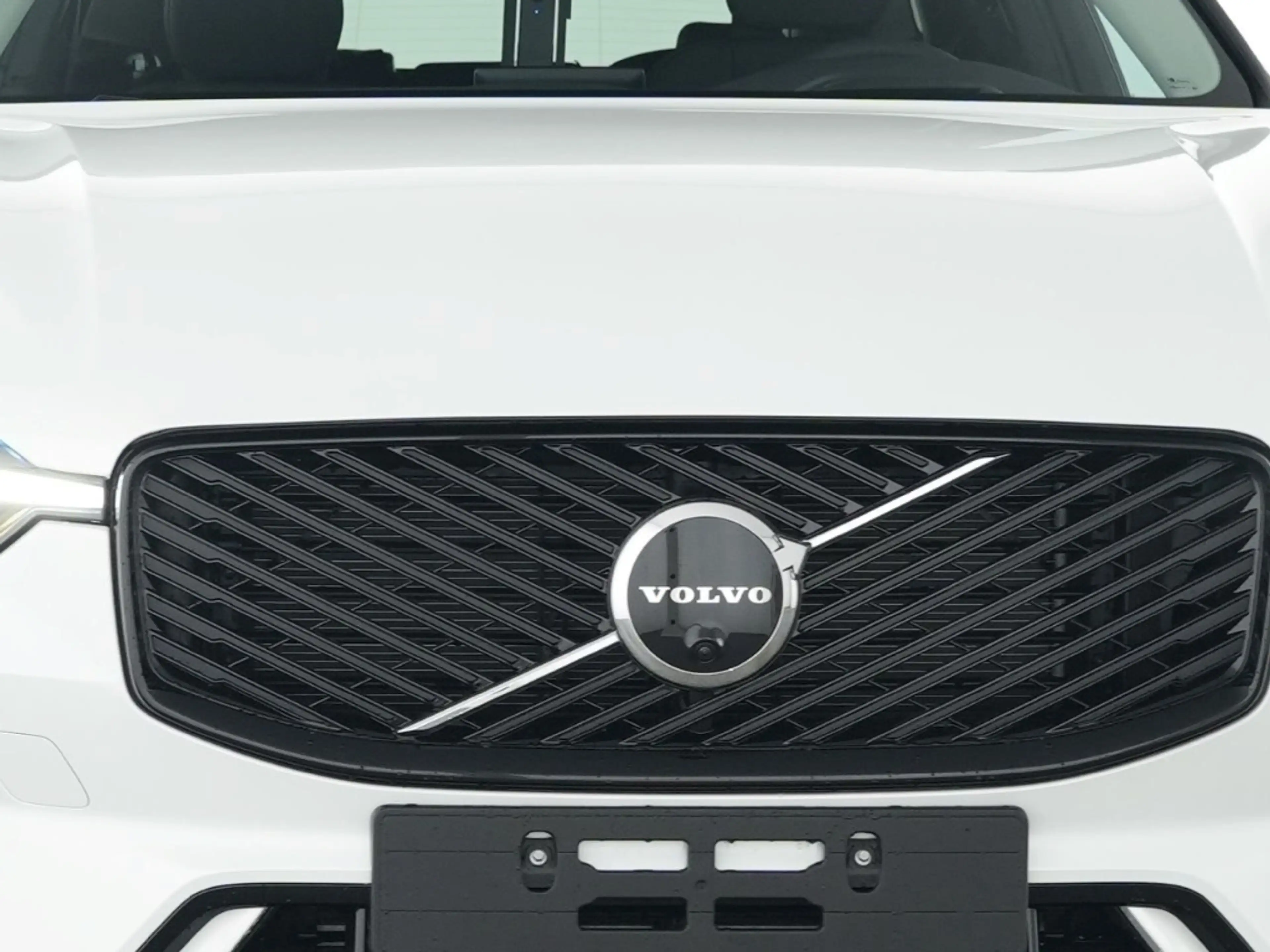 Volvo XC60 Plus Dark Recharge Plug-In Hybrid AWD — photo 5
