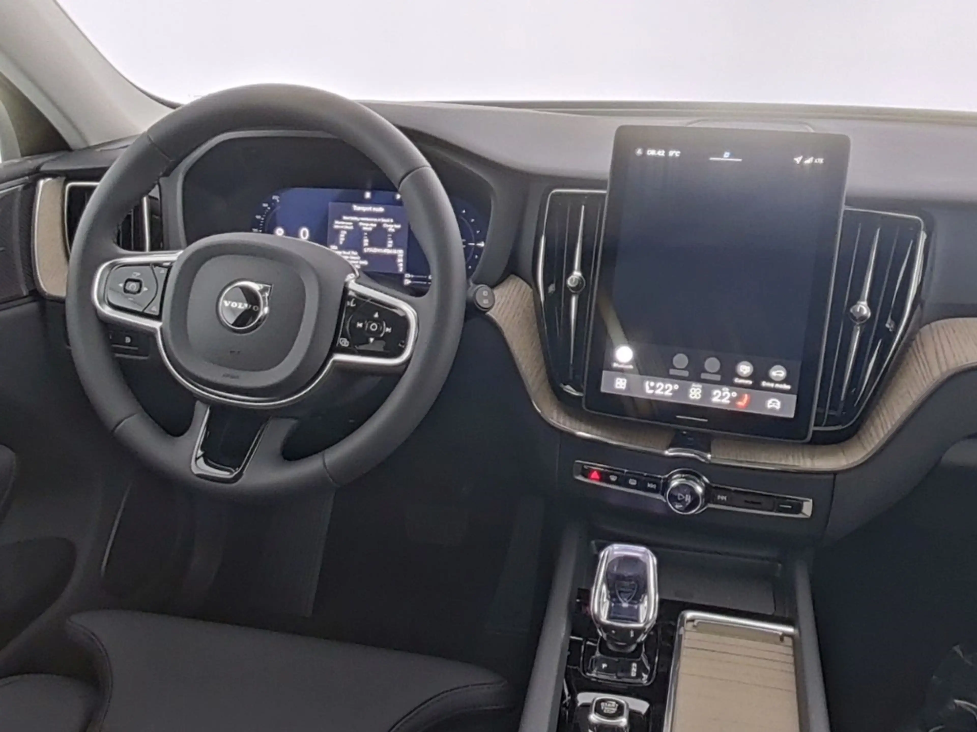 Volvo XC60 Plus Dark Recharge Plug-In Hybrid AWD — photo 9
