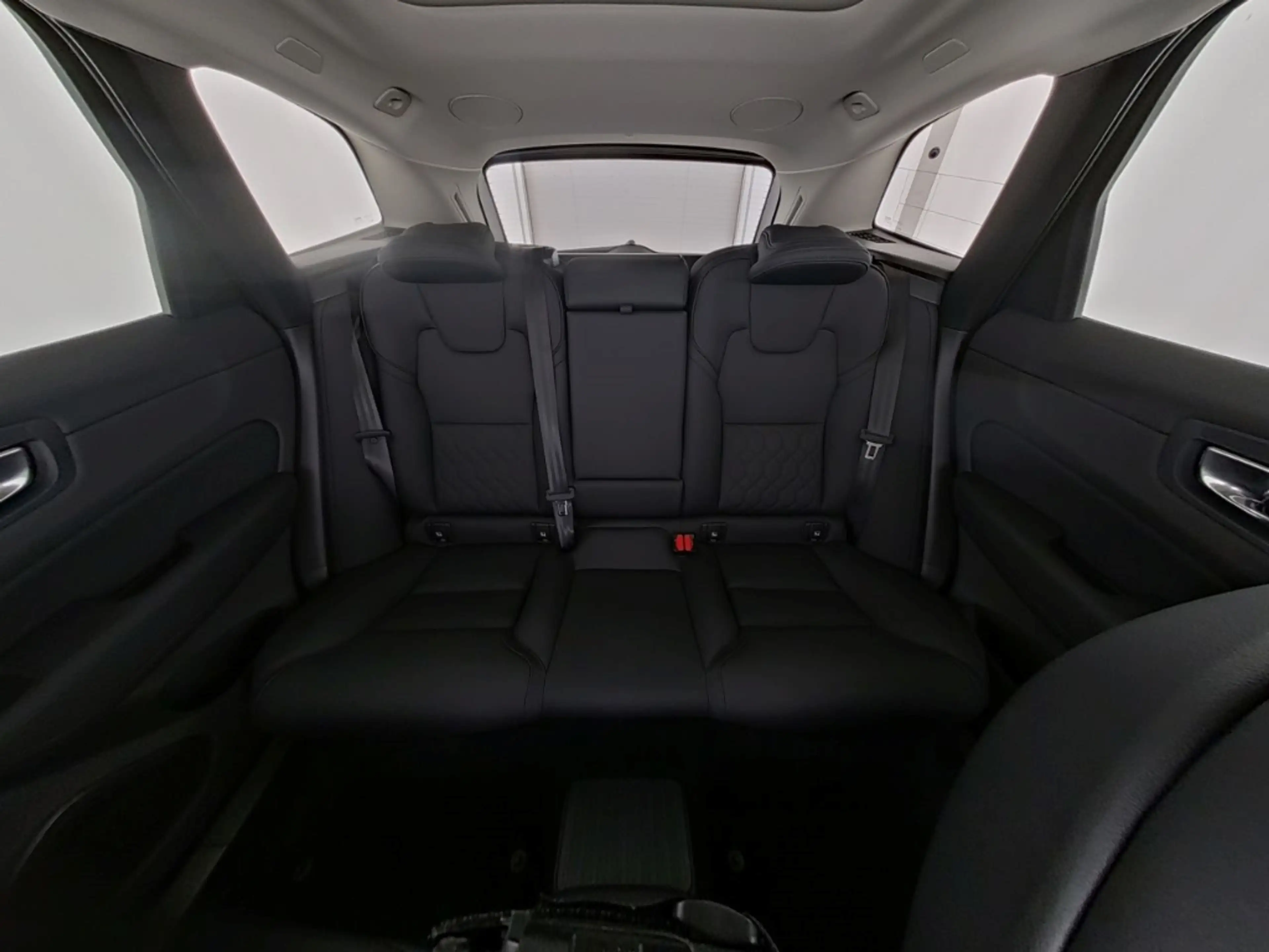 Volvo XC60 Plus Dark Recharge Plug-In Hybrid AWD — photo 8