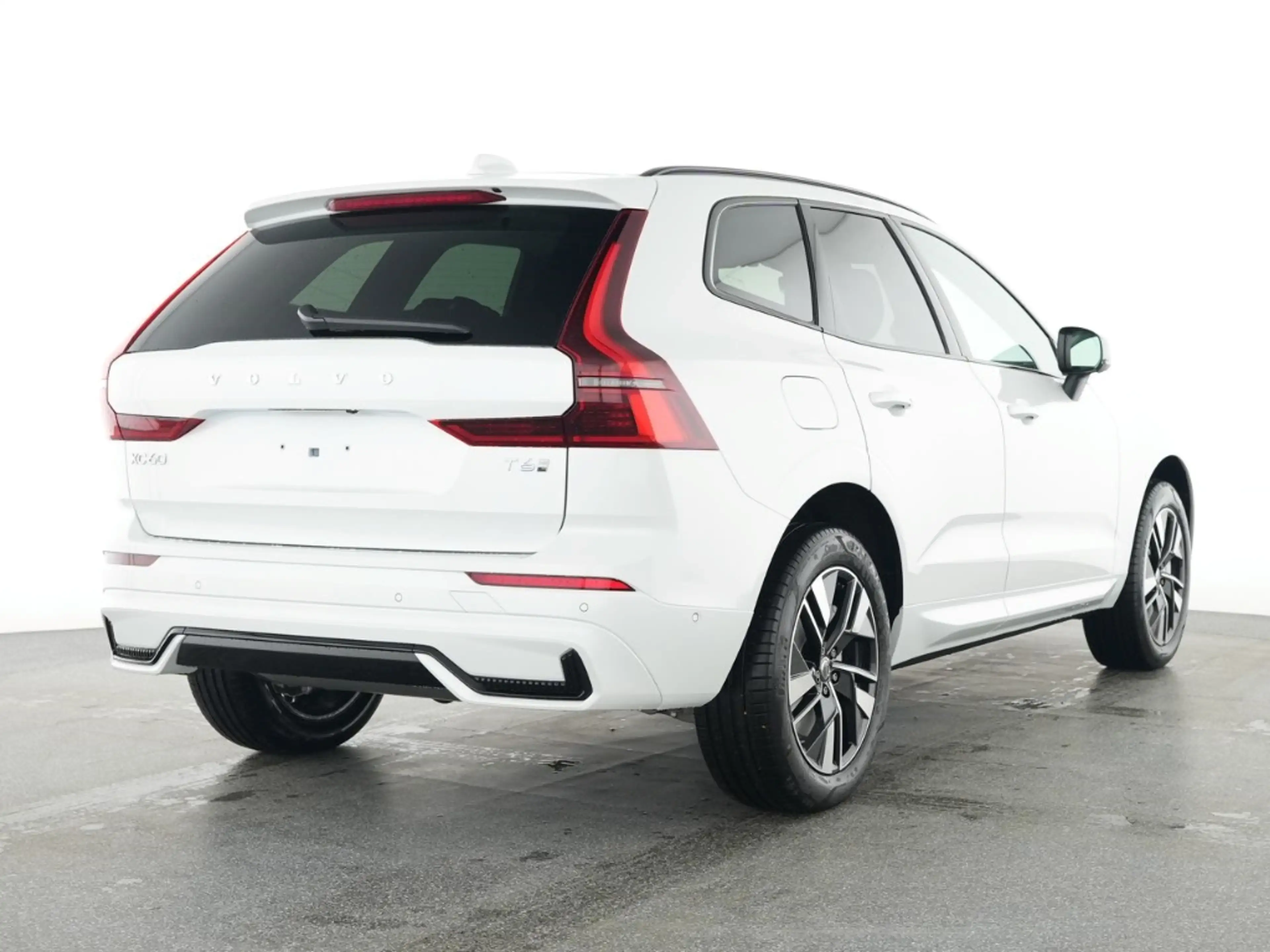 Volvo XC60 Plus Dark Recharge Plug-In Hybrid AWD — photo 3