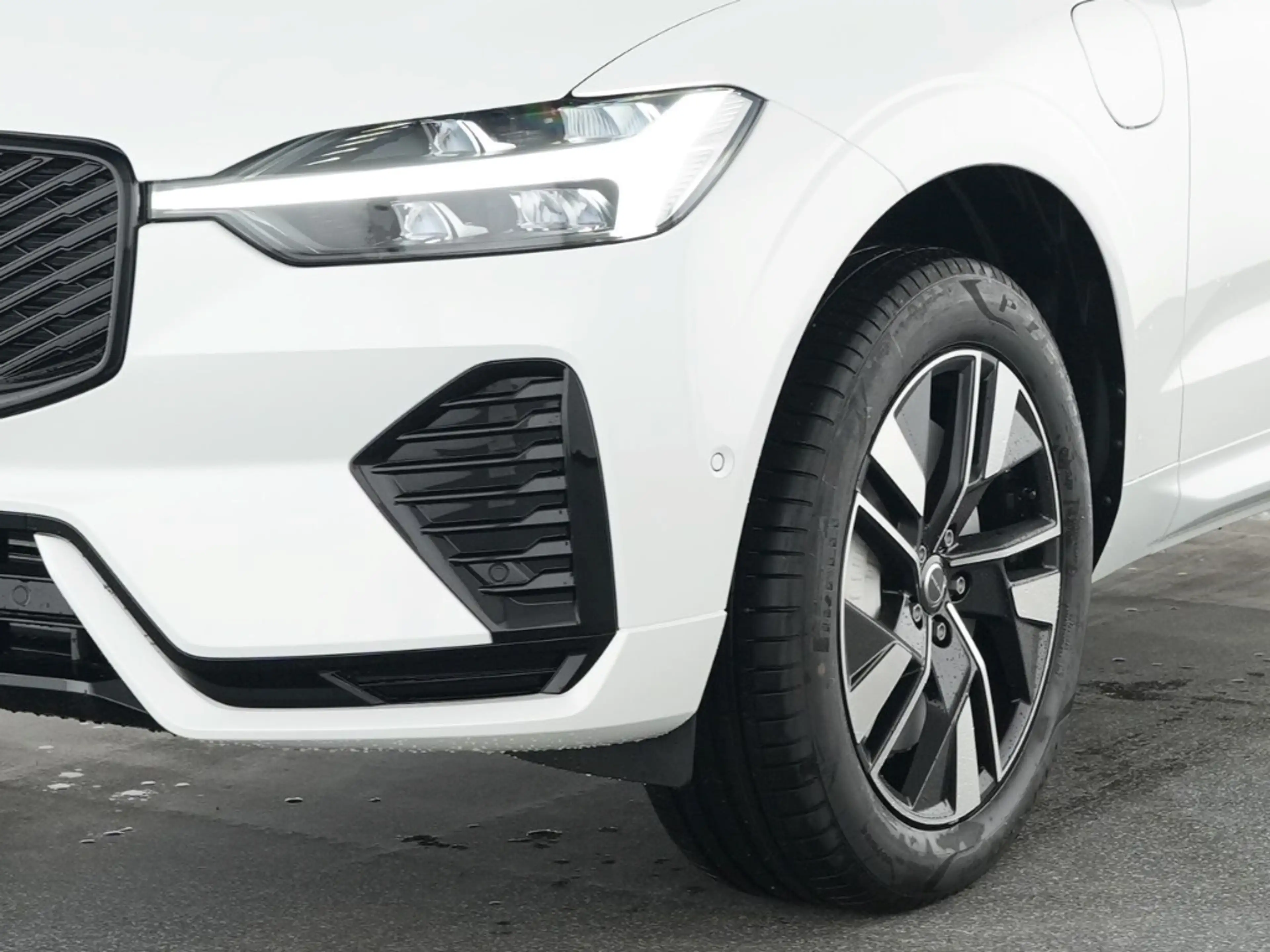 Volvo XC60 Plus Dark Recharge Plug-In Hybrid AWD — photo 11