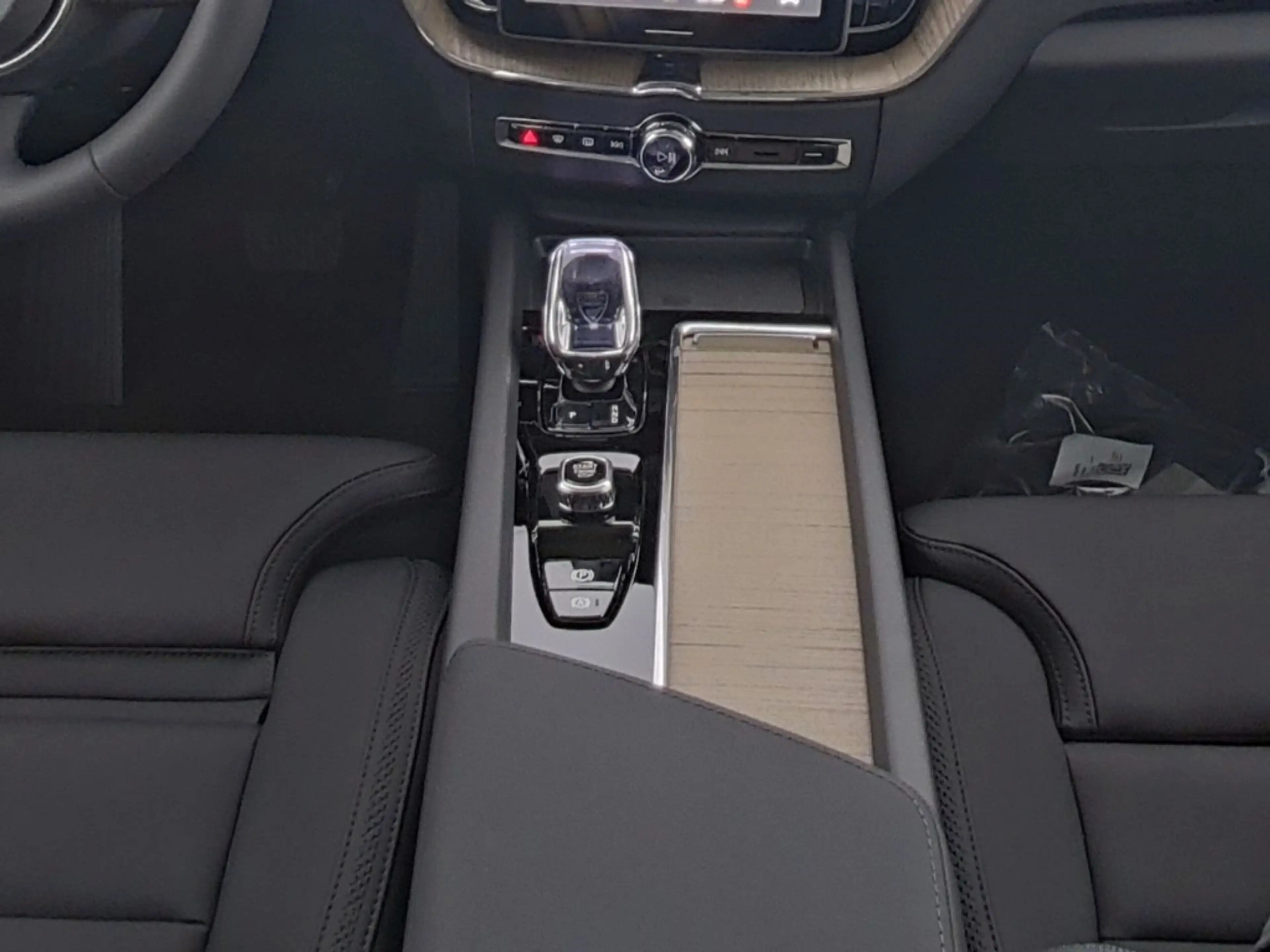 Volvo XC60 Plus Dark Recharge Plug-In Hybrid AWD — photo 7