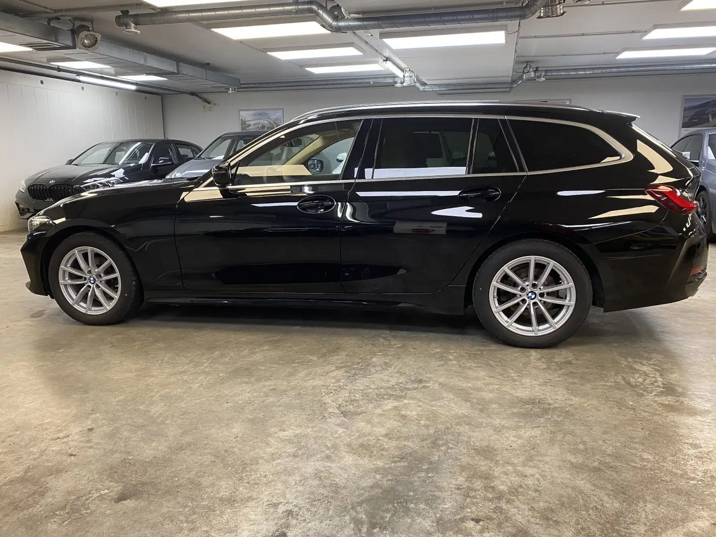 BMW 318 d Touring Autom. Sportsitze - AHK - TOP ! Negro - 2