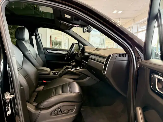 Porsche Cayenne view 14