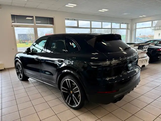 Porsche Cayenne view 3