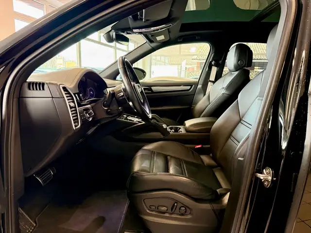Porsche Cayenne view 10