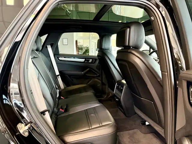 Porsche Cayenne view 13