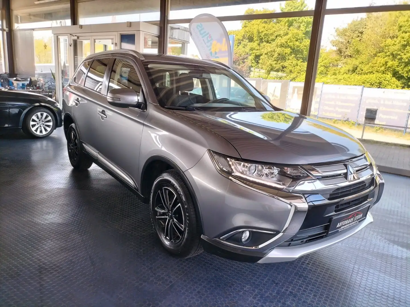 Mitsubishi Outlander Edition 100 2WD Grau - 1