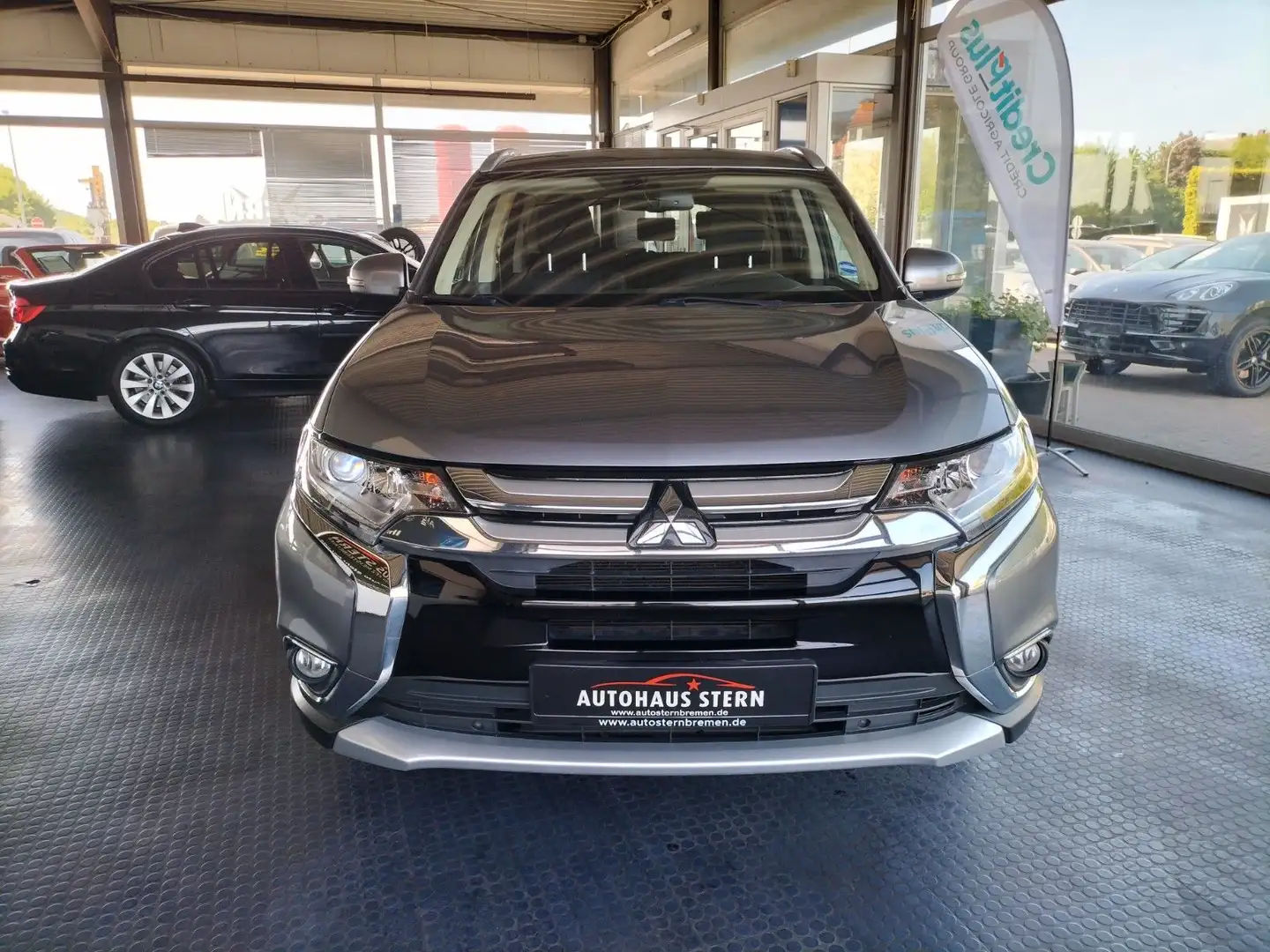 Mitsubishi Outlander Edition 100 2WD Grau - 2