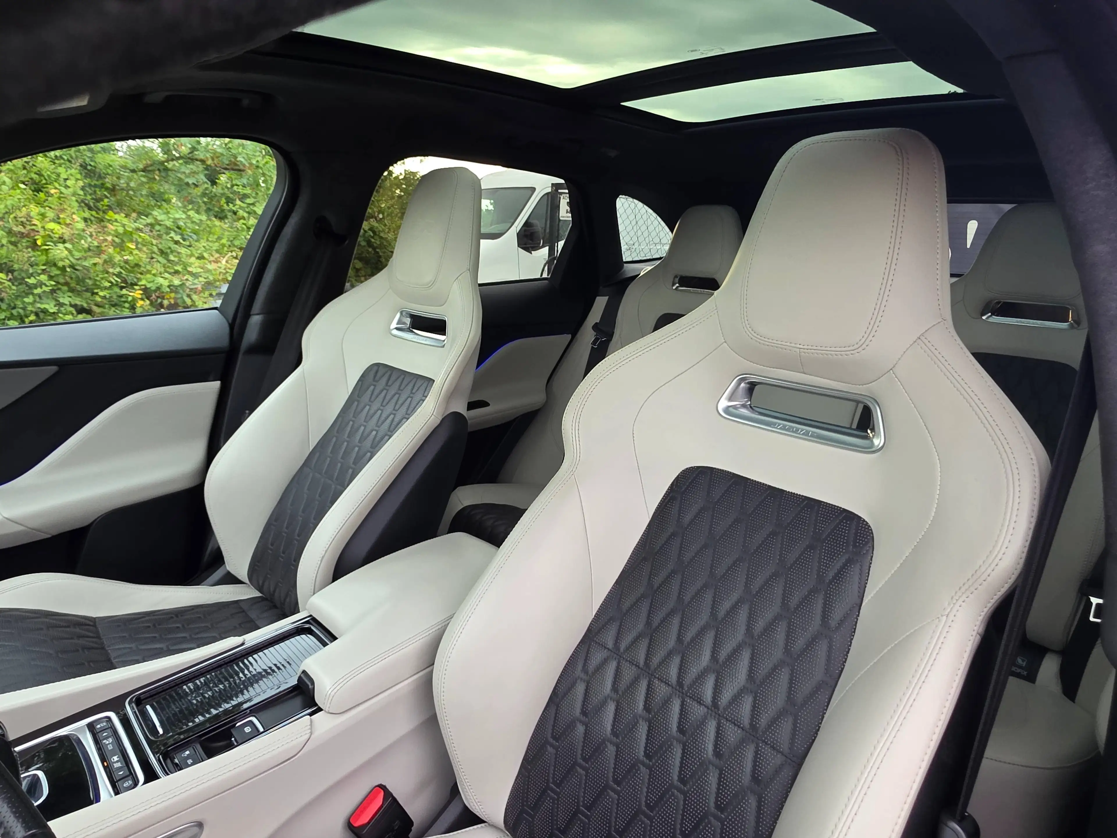Jaguar F-Pace SVR AWD Schalen Sitze Panoramadach Kamera — photo 12