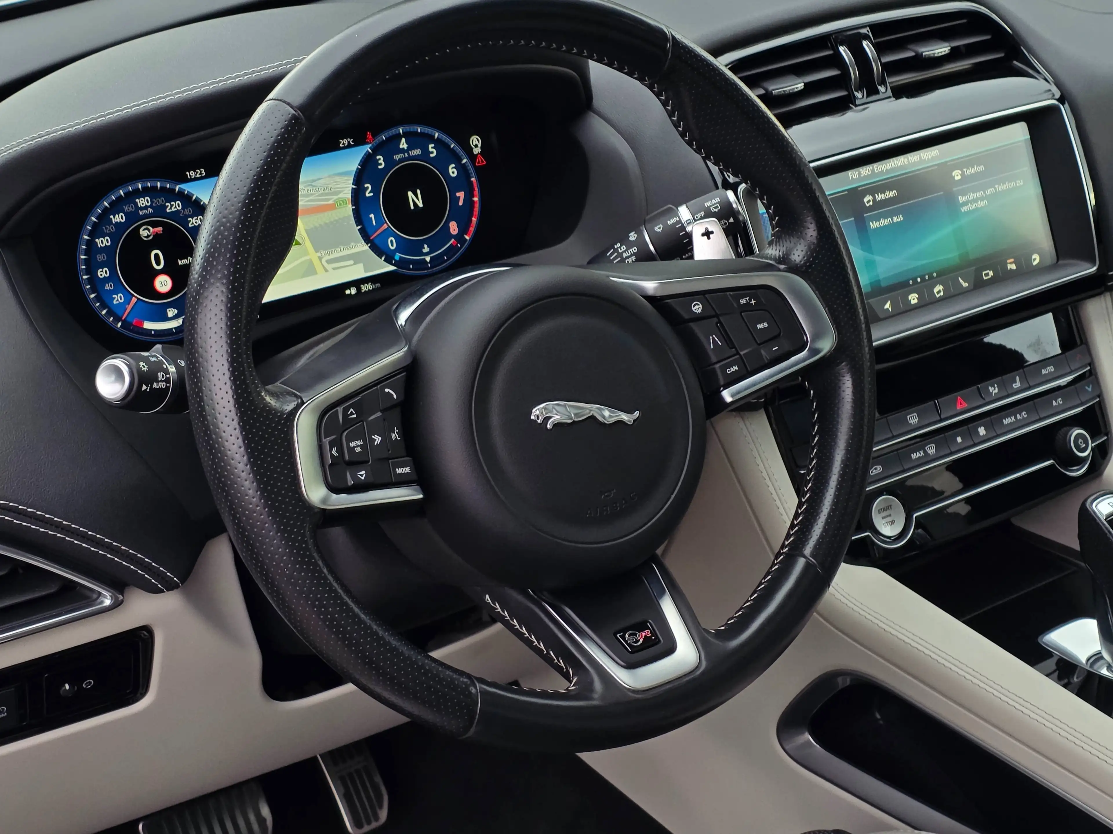Jaguar F-Pace SVR AWD Schalen Sitze Panoramadach Kamera — photo 11