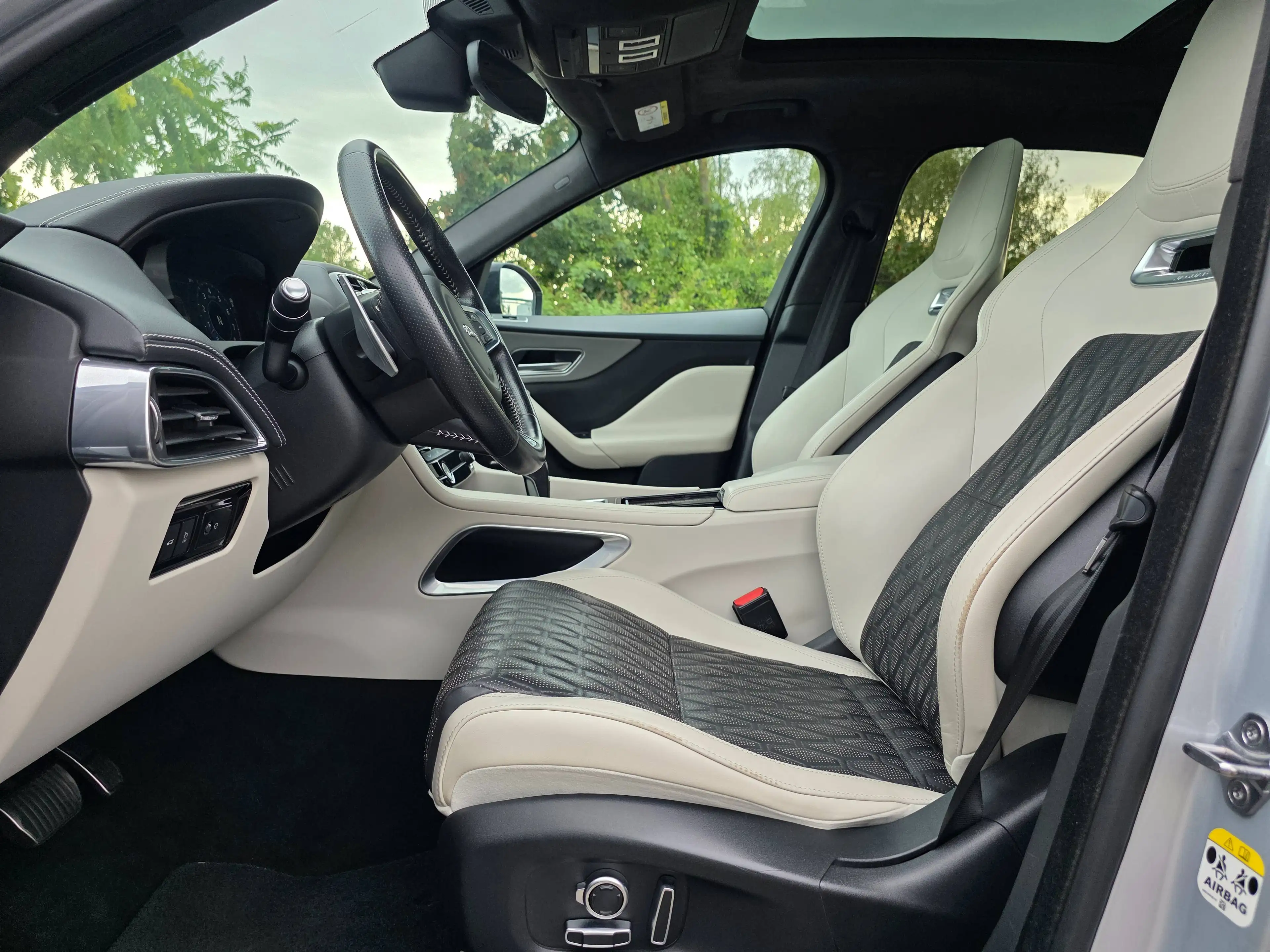 Jaguar F-Pace SVR AWD Schalen Sitze Panoramadach Kamera — photo 9