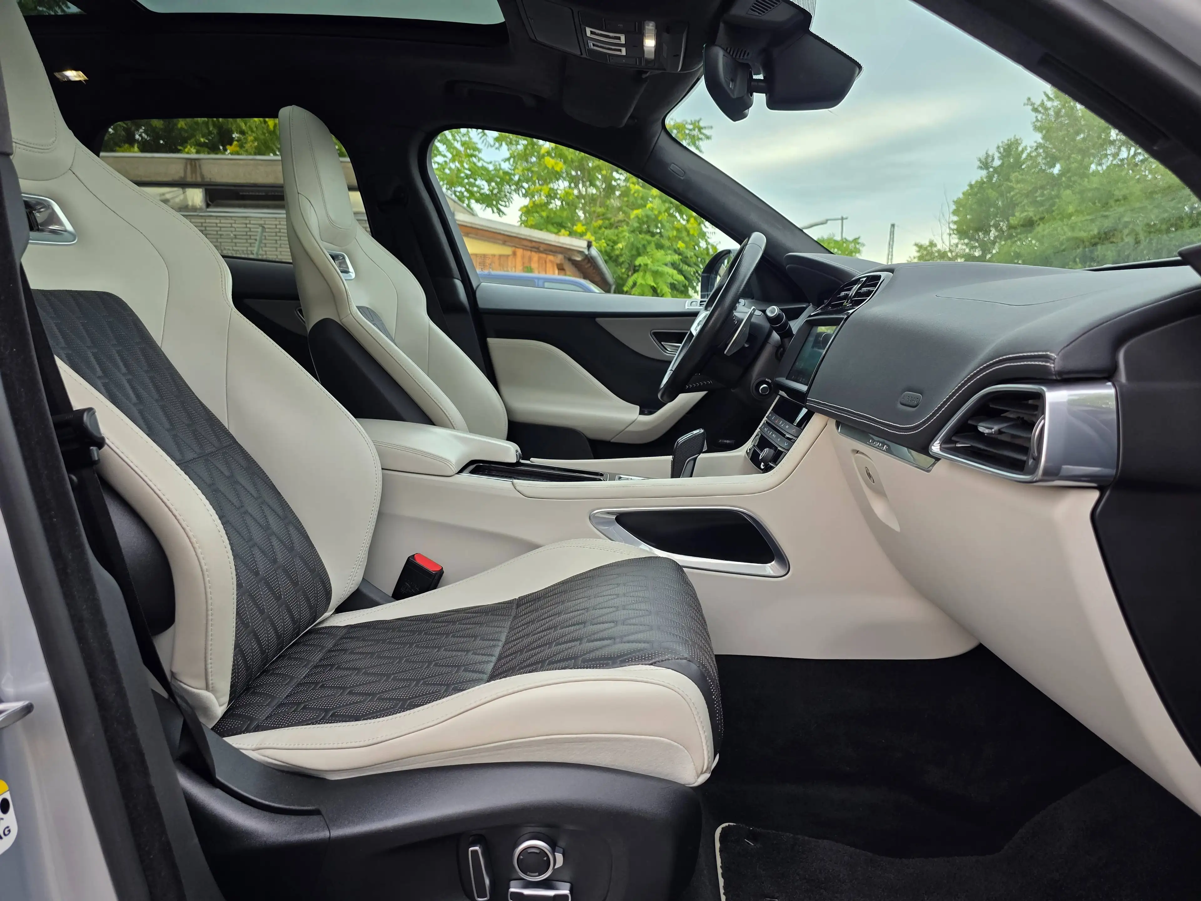 Jaguar F-Pace SVR AWD Schalen Sitze Panoramadach Kamera — photo 15