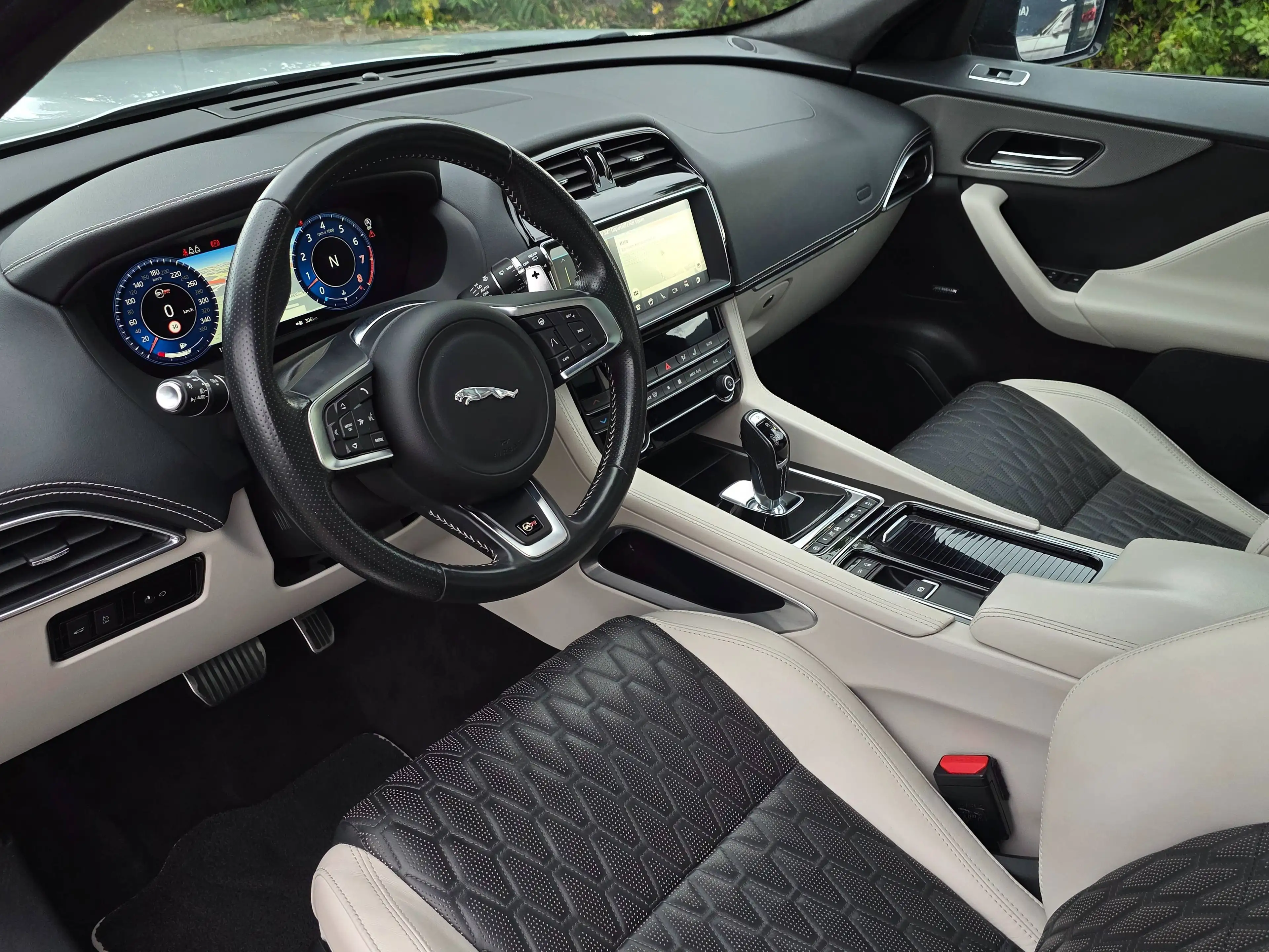 Jaguar F-Pace SVR AWD Schalen Sitze Panoramadach Kamera — photo 10
