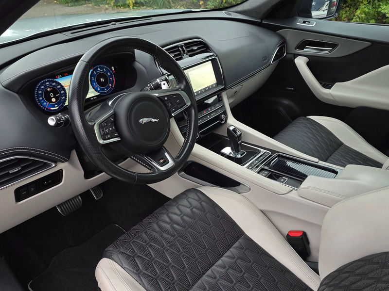 Jaguar F-Pace SVR AWD Schalen Sitze Panoramadach Kamera — photo 10
