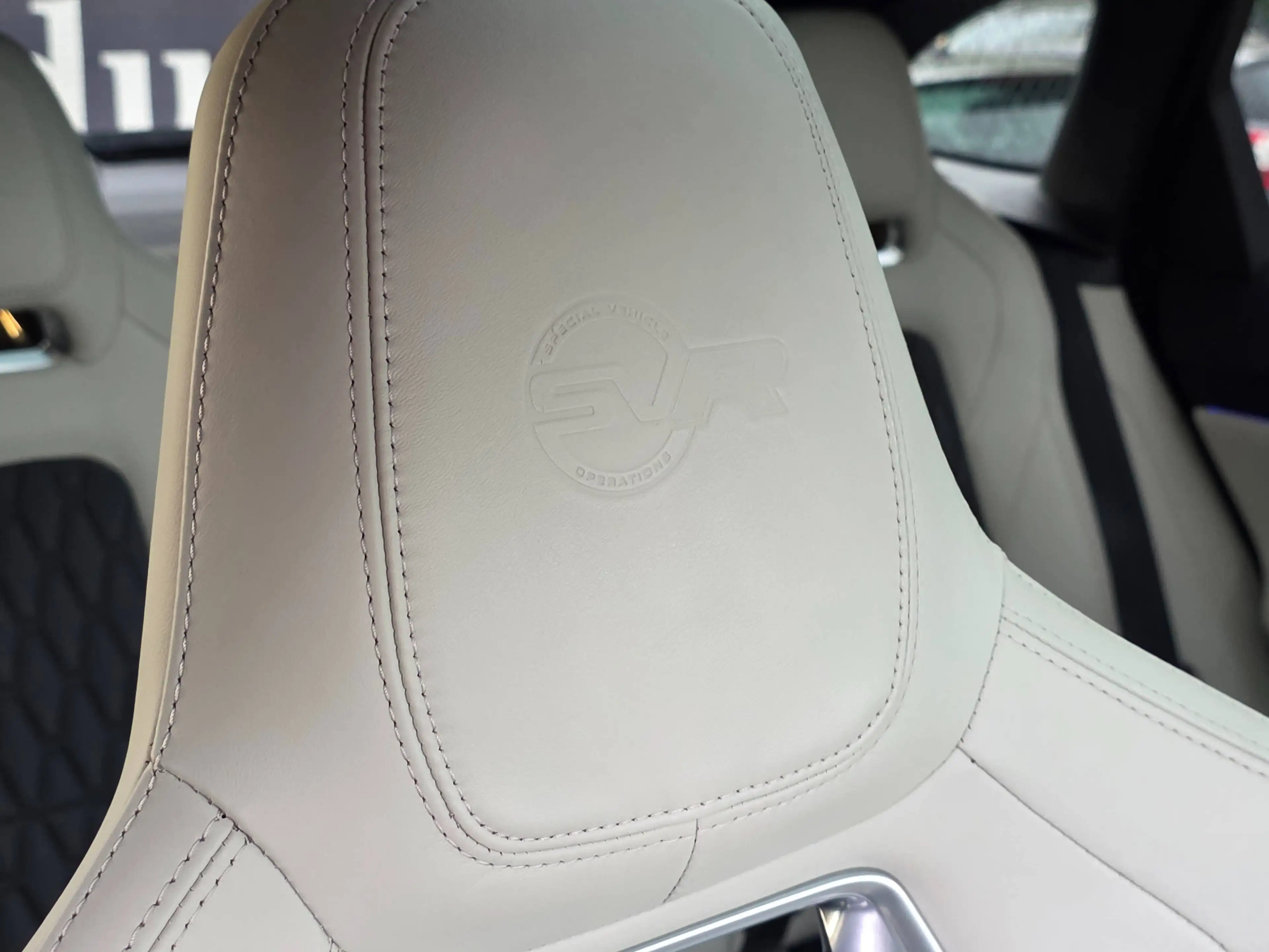 Jaguar F-Pace SVR AWD Schalen Sitze Panoramadach Kamera — photo 13