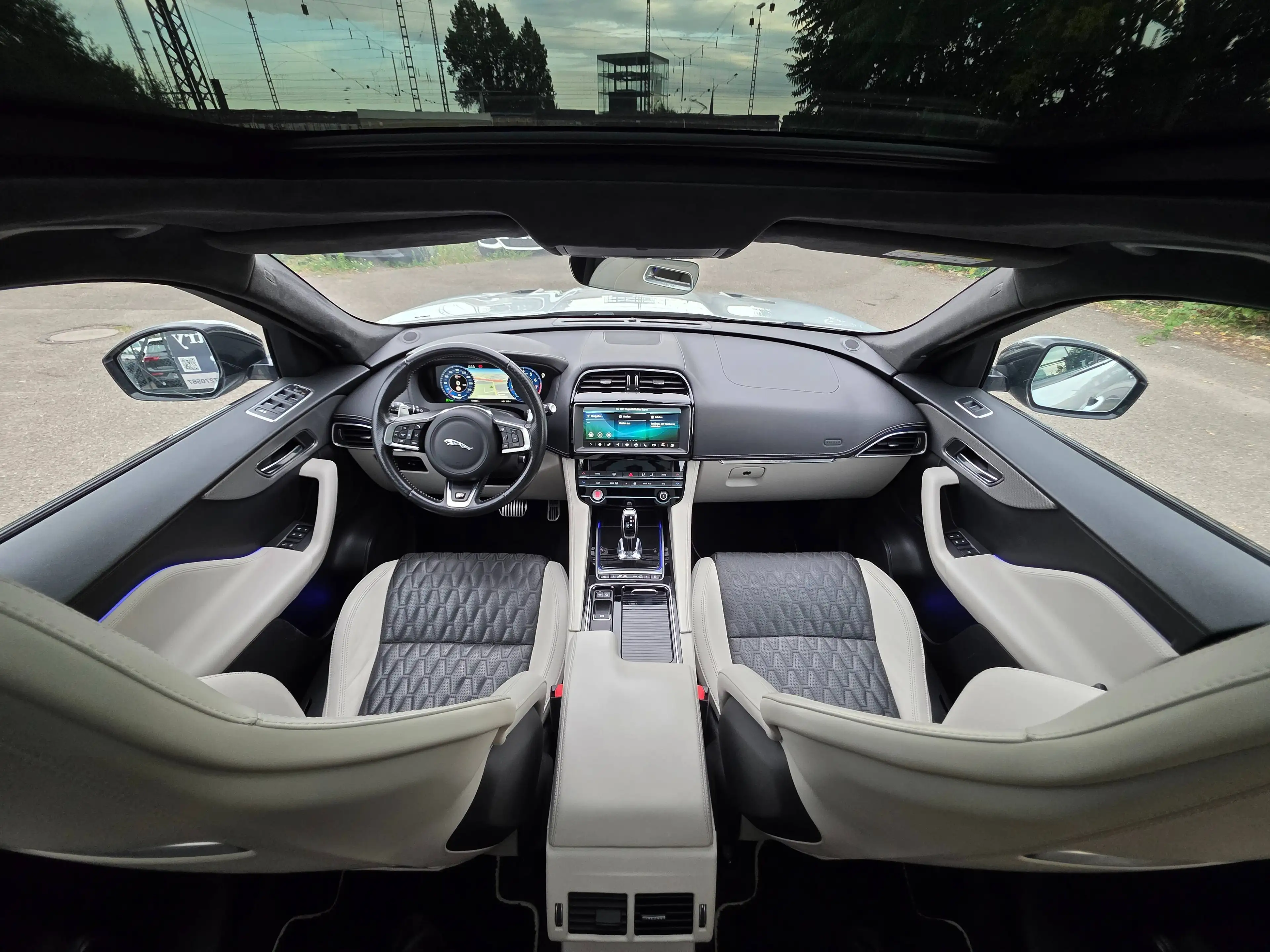 Jaguar F-Pace SVR AWD Schalen Sitze Panoramadach Kamera — photo 14