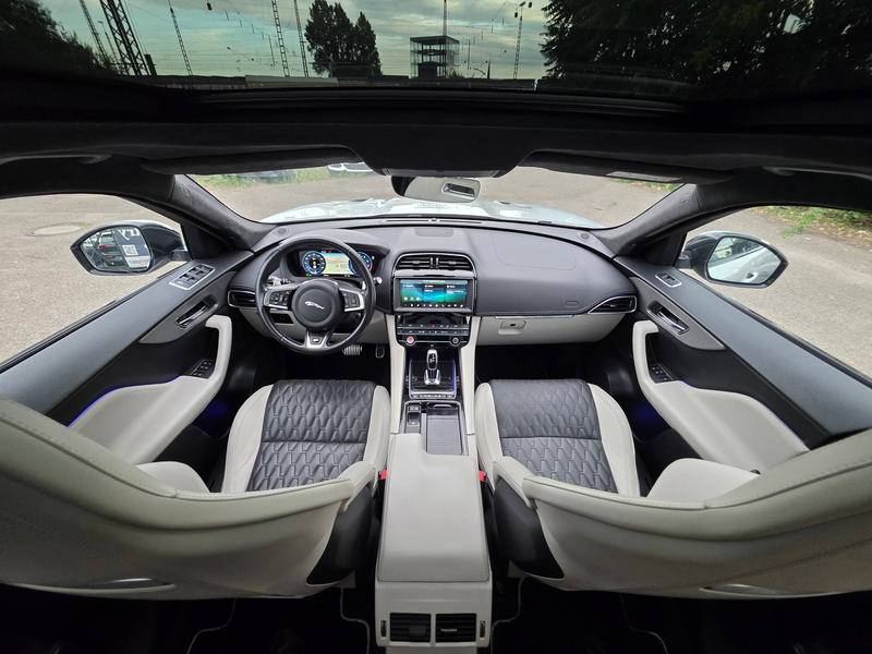 Jaguar F-Pace SVR AWD Schalen Sitze Panoramadach Kamera — photo 14