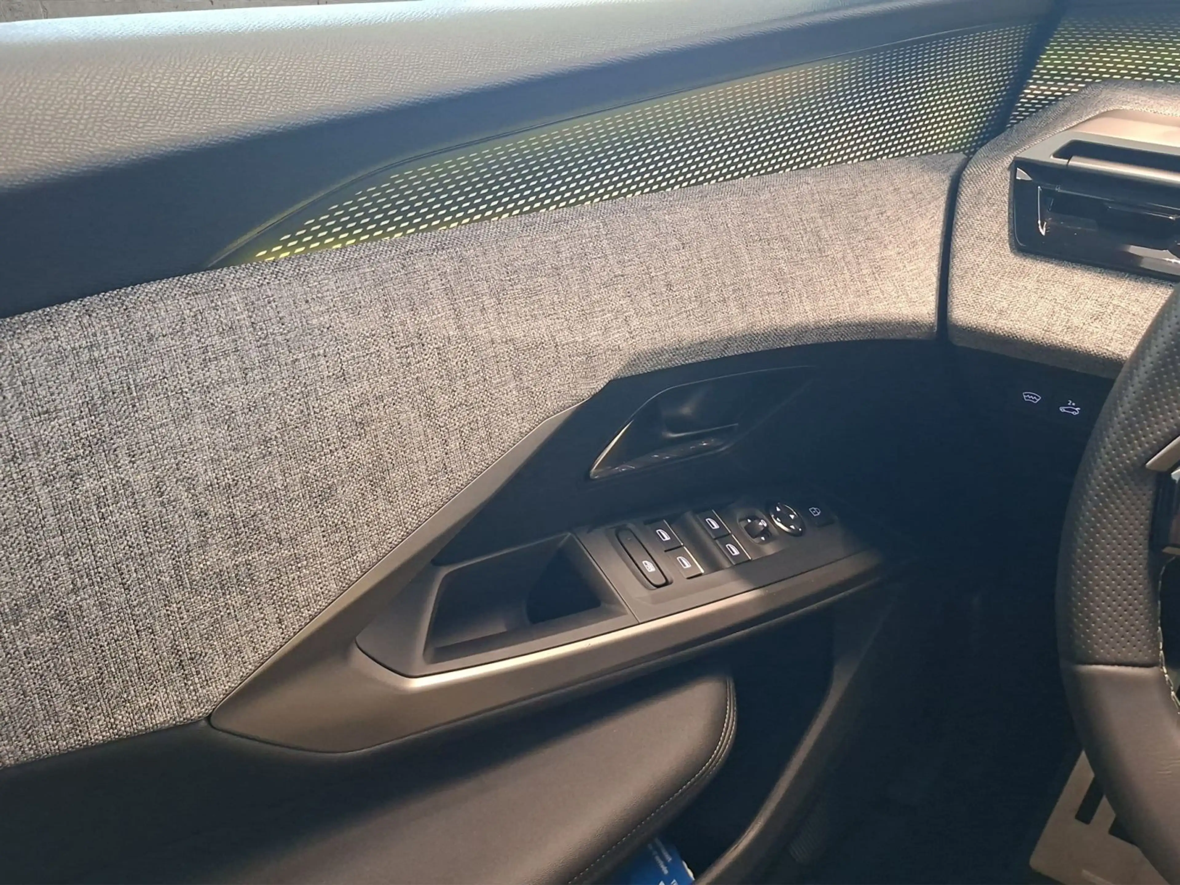Peugeot 3008 GT HYBRID 145 e-DSC6 — photo 12
