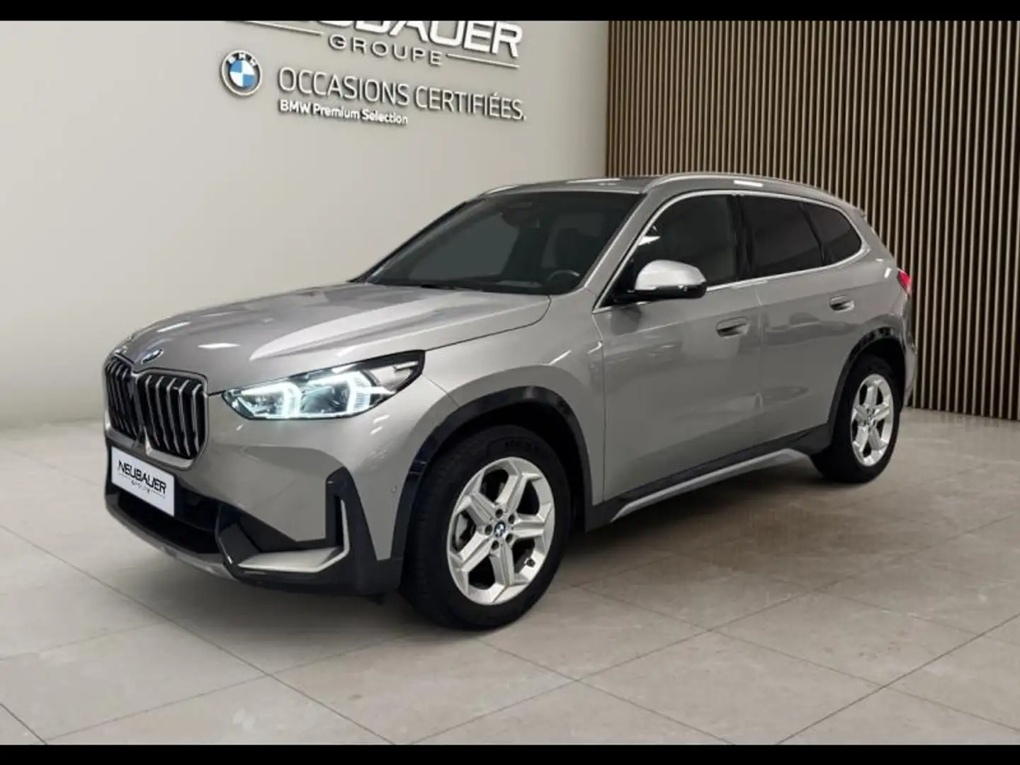 BMW X1 sDrive18i 136ch xLine Silber - 1