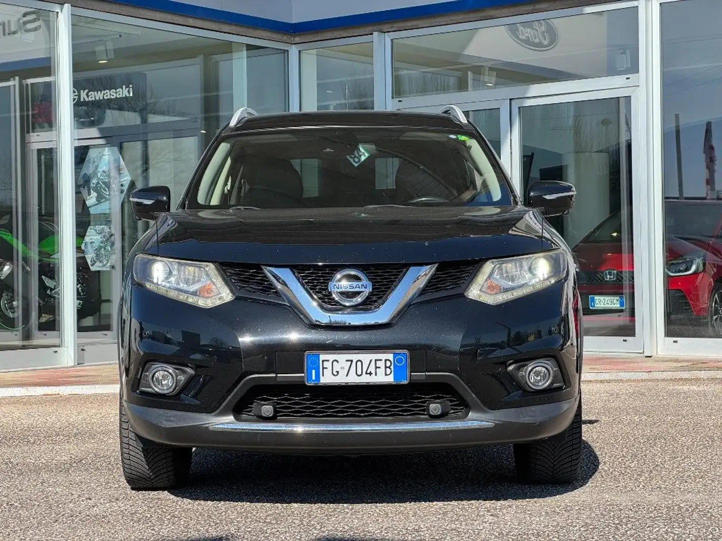 Nissan X-Trail 1.6 dCi 2WD Tekna Zwart - 2