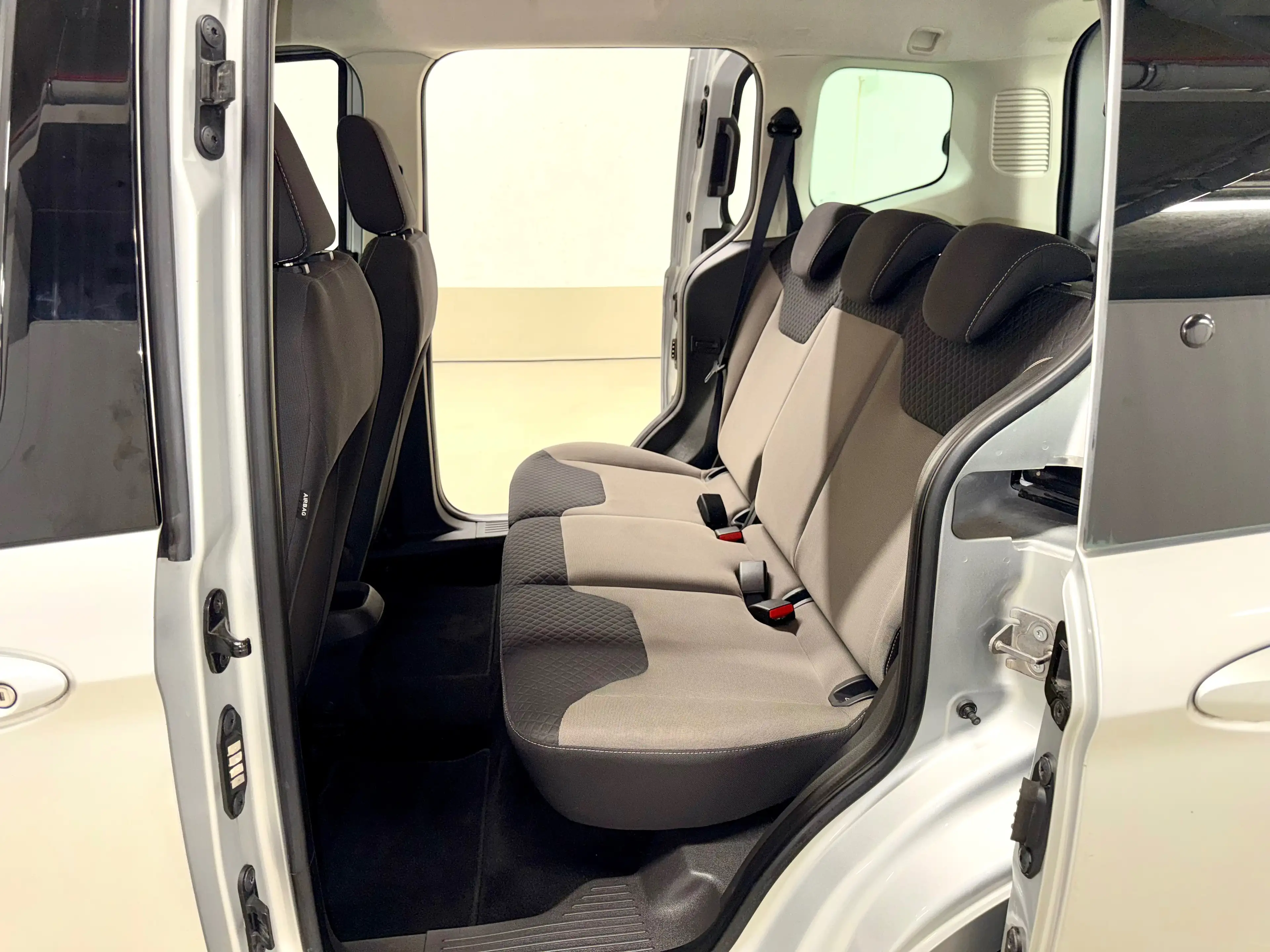 Ford Tourneo Courier Trend — photo 12