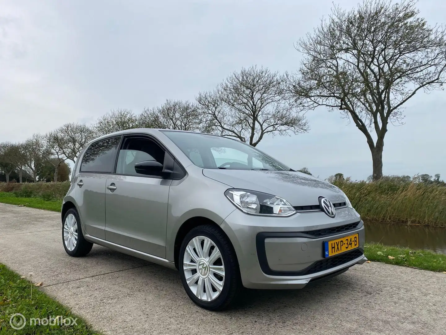 Volkswagen up! 1.0 BMT move up! / 5 deurs / Airco / 86 dkm! Grijs - 2
