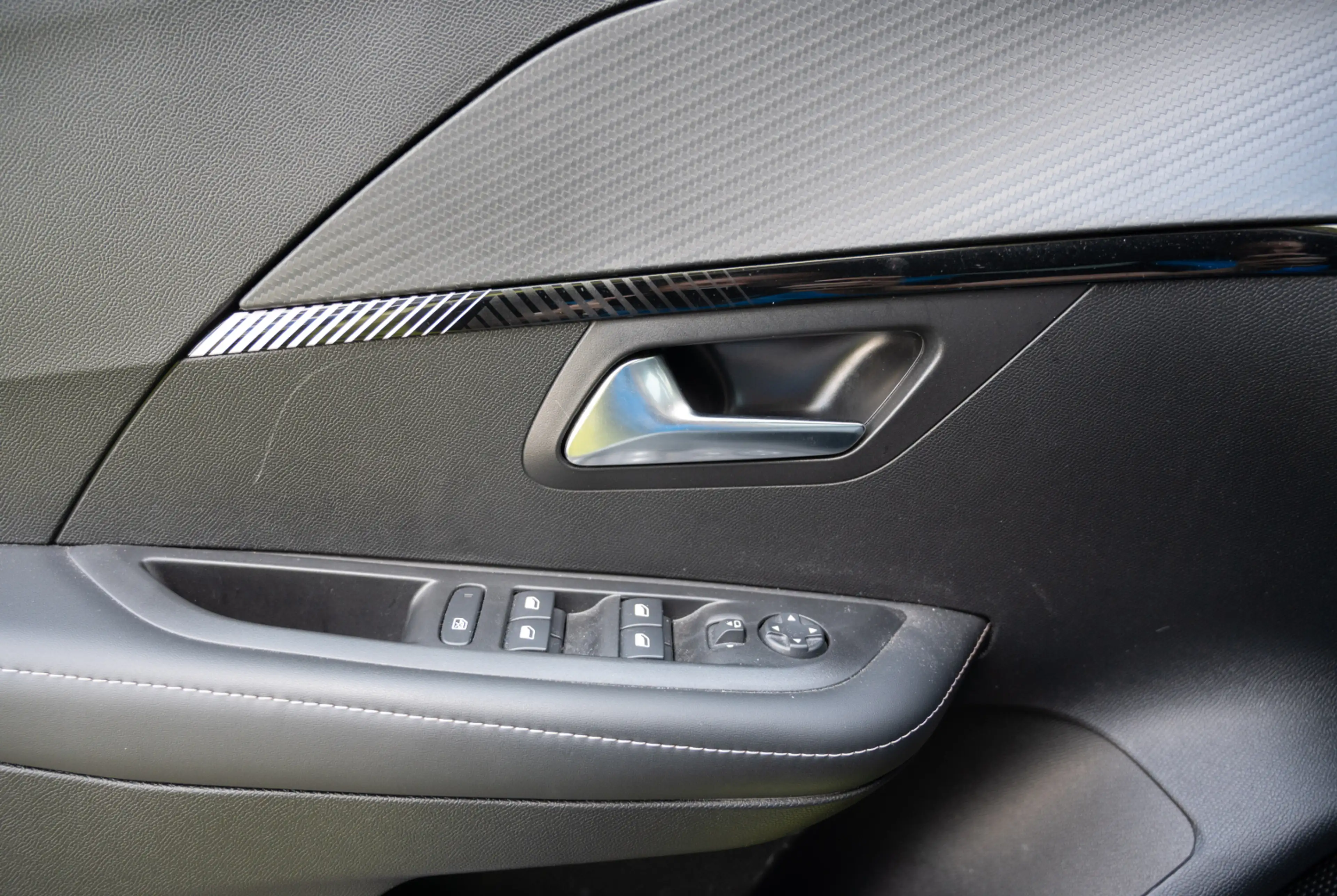 Peugeot 208 Allure Hybrid 100 e-DSC6 *DRIVE-ASSIST-PAKET*MIRRORSCREEN* — photo 13