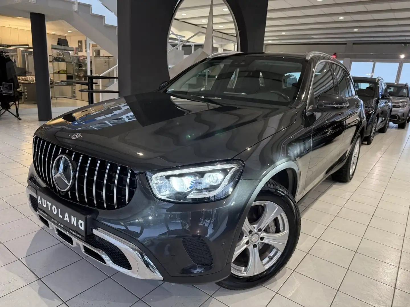 Mercedes-Benz GLC 300 de 4Matic Panoramaglasdach Grau - 2