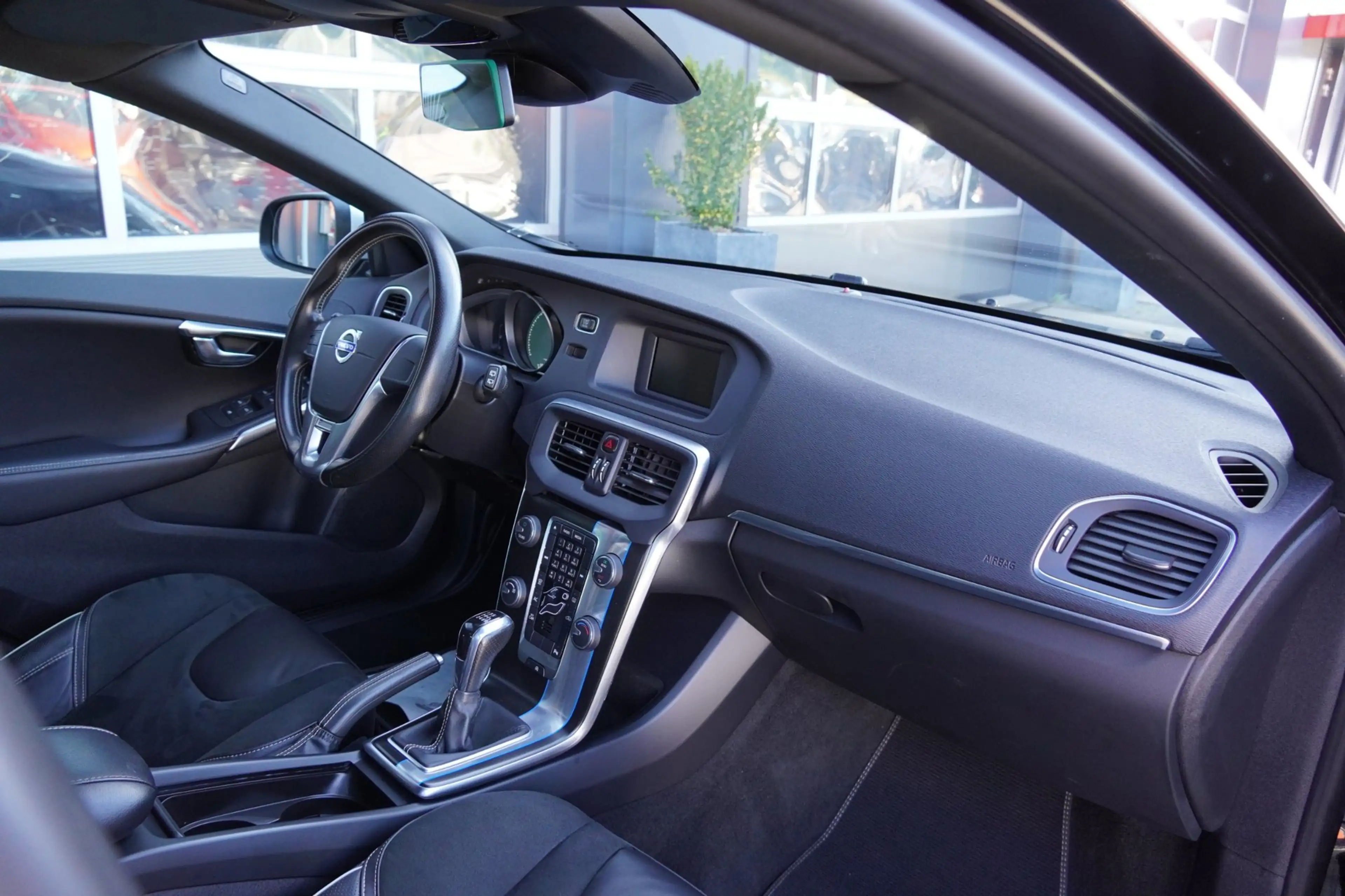 Volvo V40 2.0 T3 152PK R-Design Clima/Cruise/PDC/LM — photo 13