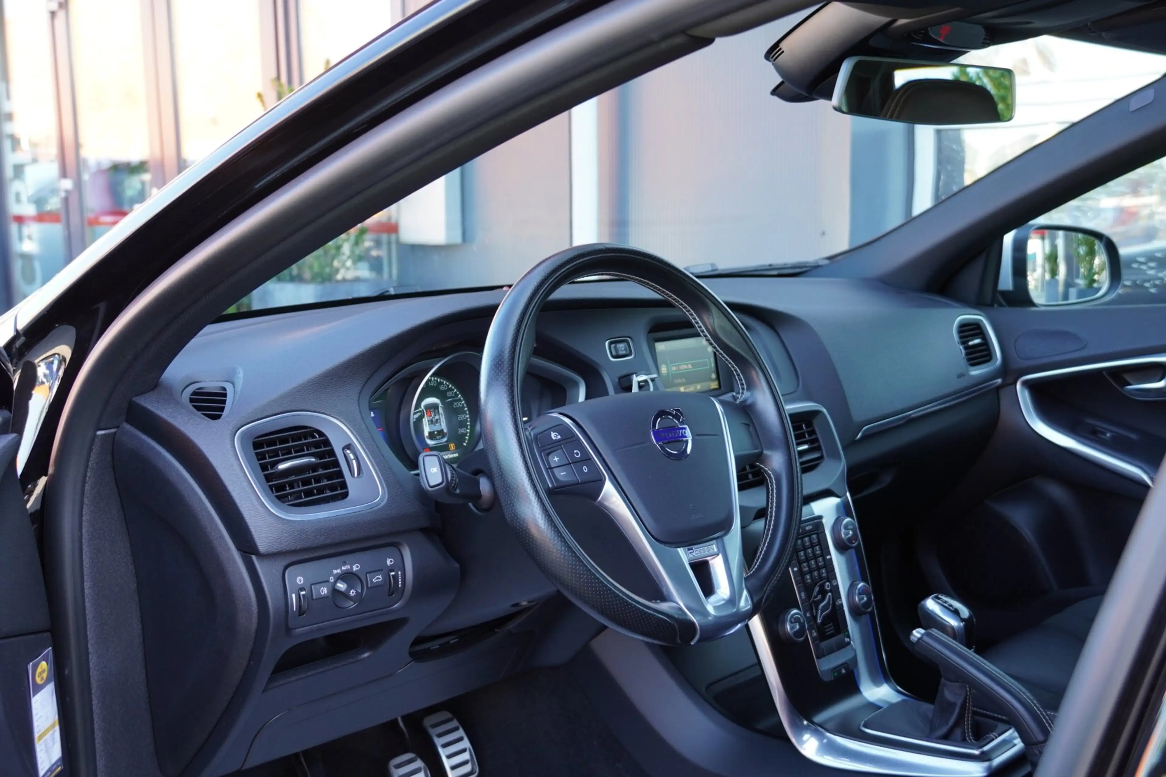 Volvo V40 2.0 T3 152PK R-Design Clima/Cruise/PDC/LM — photo 9