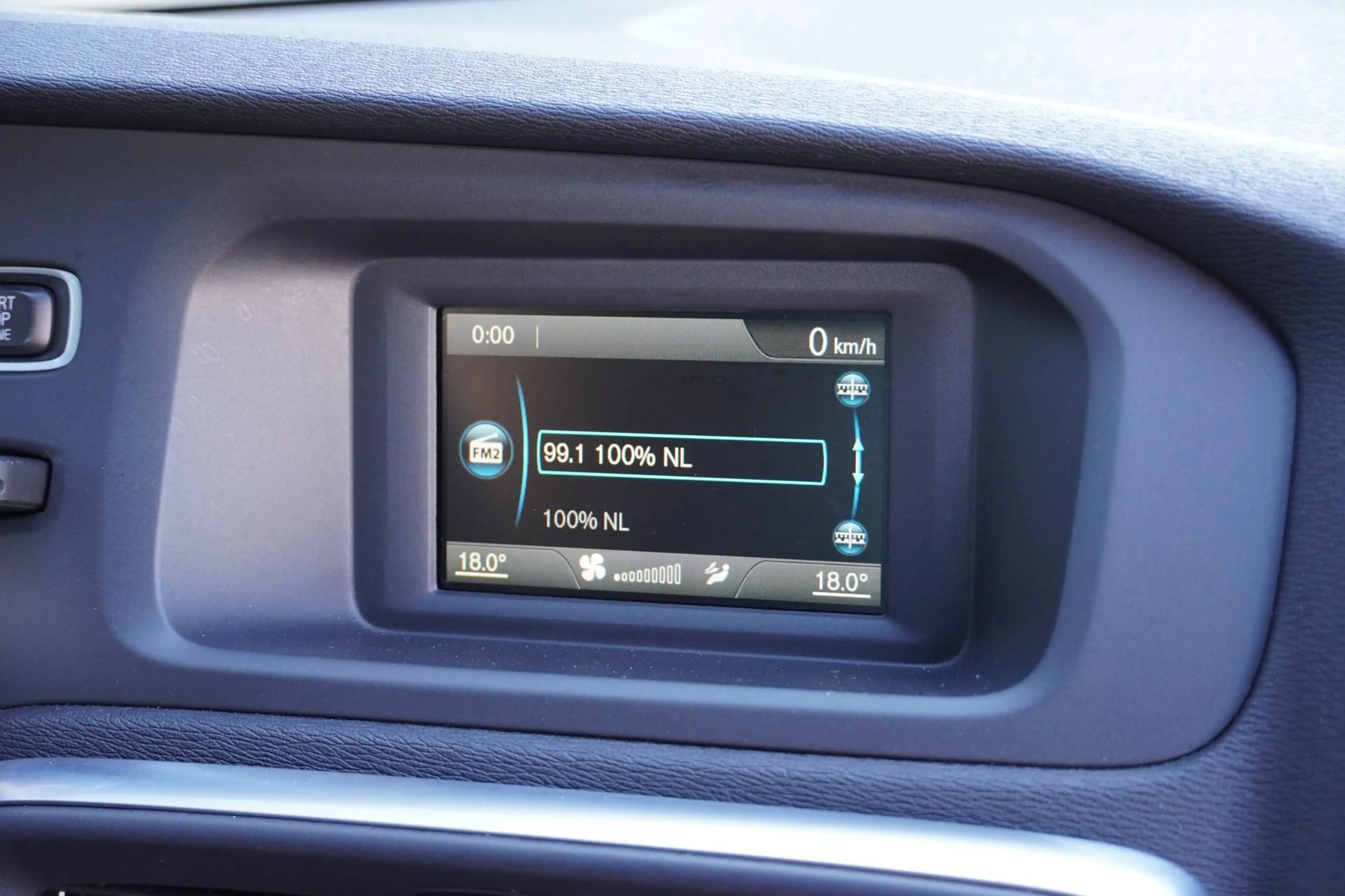 Volvo V40 2.0 T3 152PK R-Design Clima/Cruise/PDC/LM — photo 18