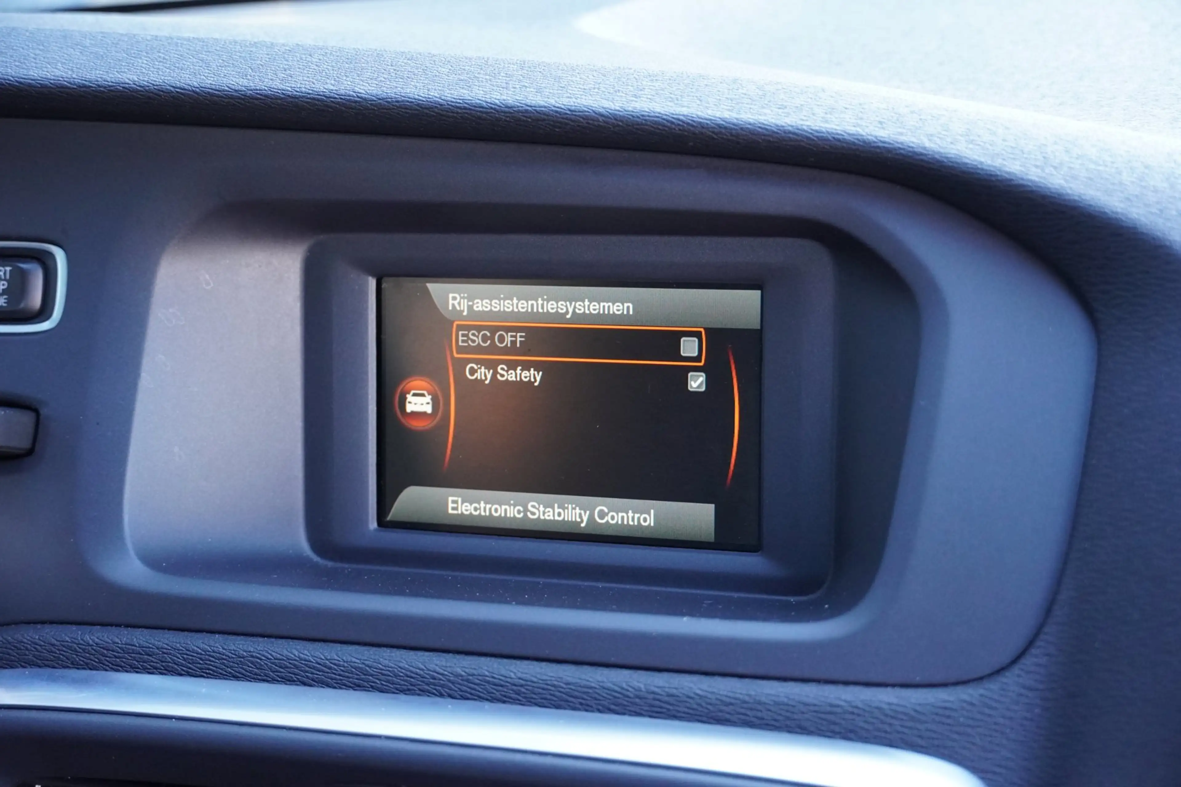 Volvo V40 2.0 T3 152PK R-Design Clima/Cruise/PDC/LM — photo 21