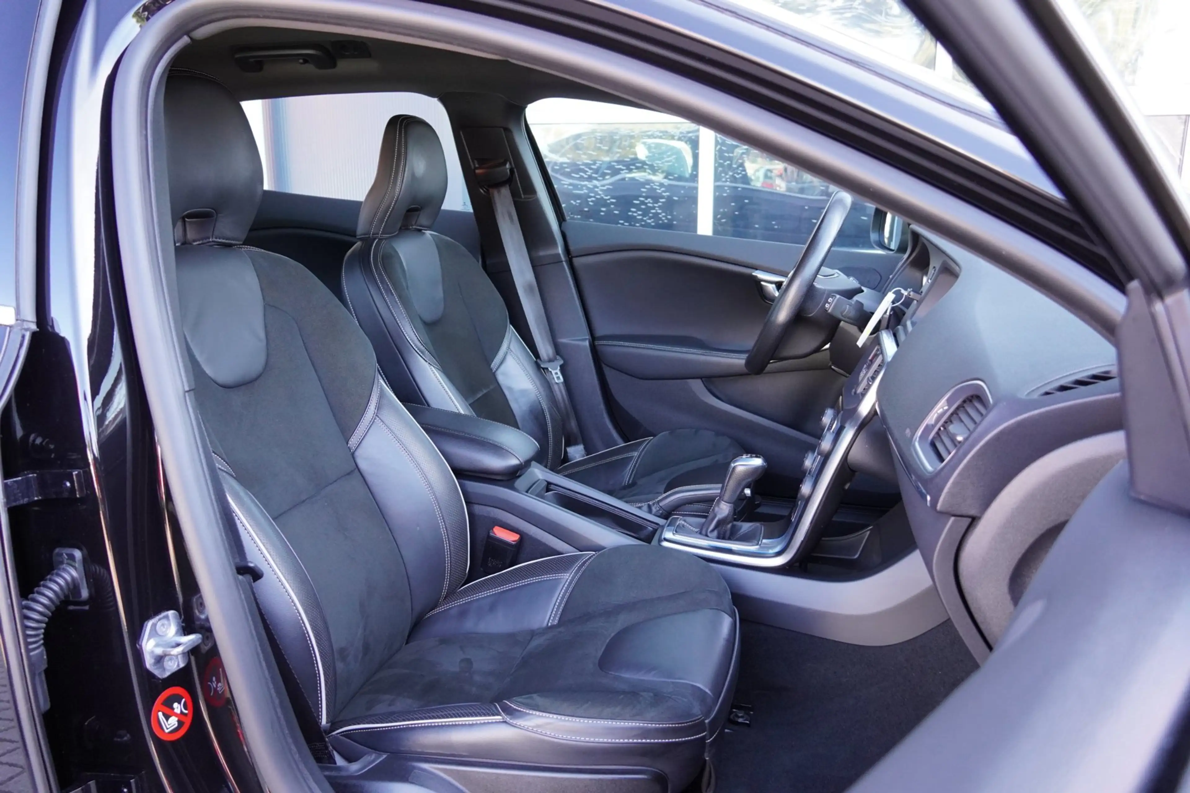 Volvo V40 2.0 T3 152PK R-Design Clima/Cruise/PDC/LM — photo 10