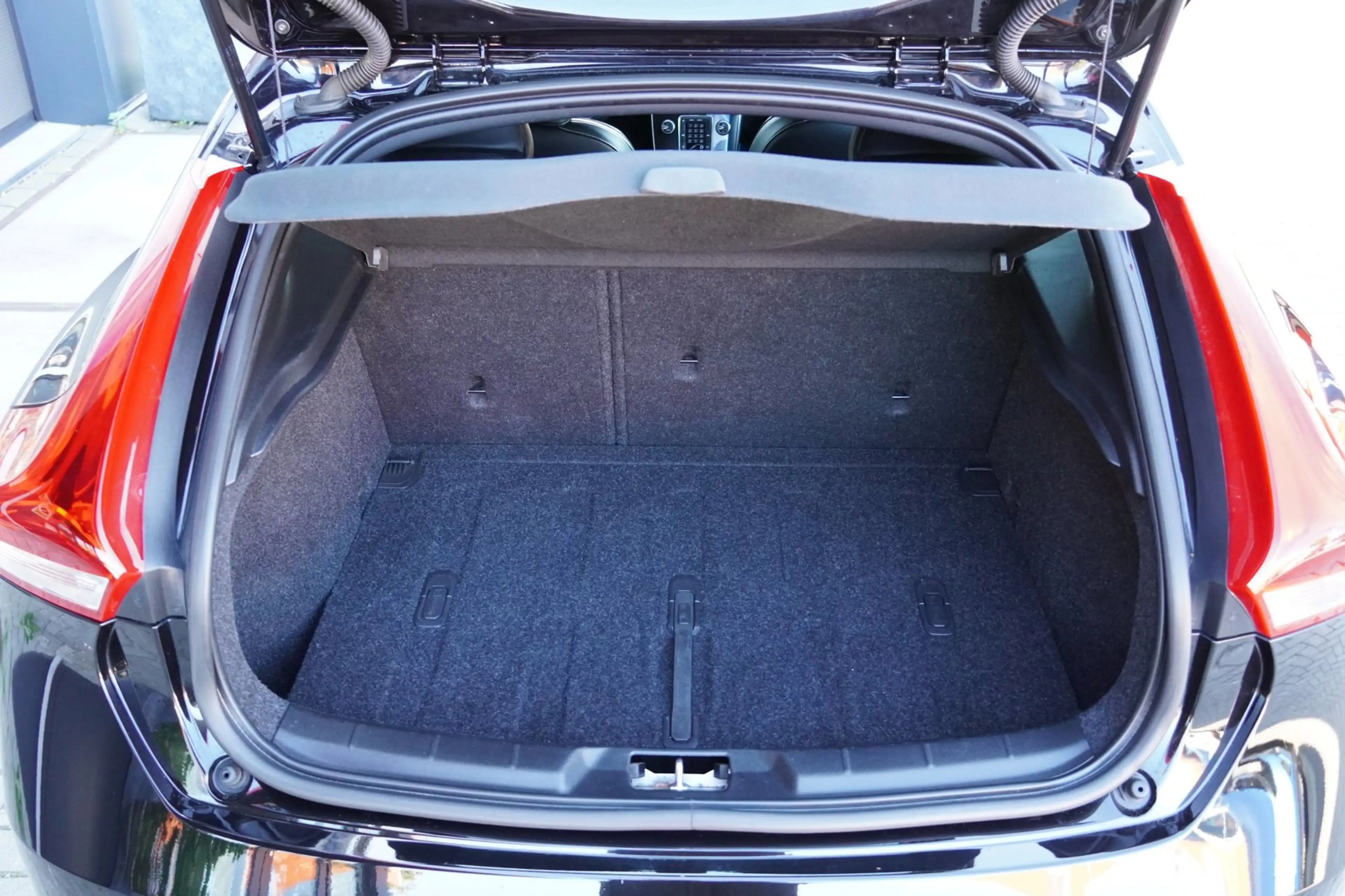 Volvo V40 2.0 T3 152PK R-Design Clima/Cruise/PDC/LM — photo 23