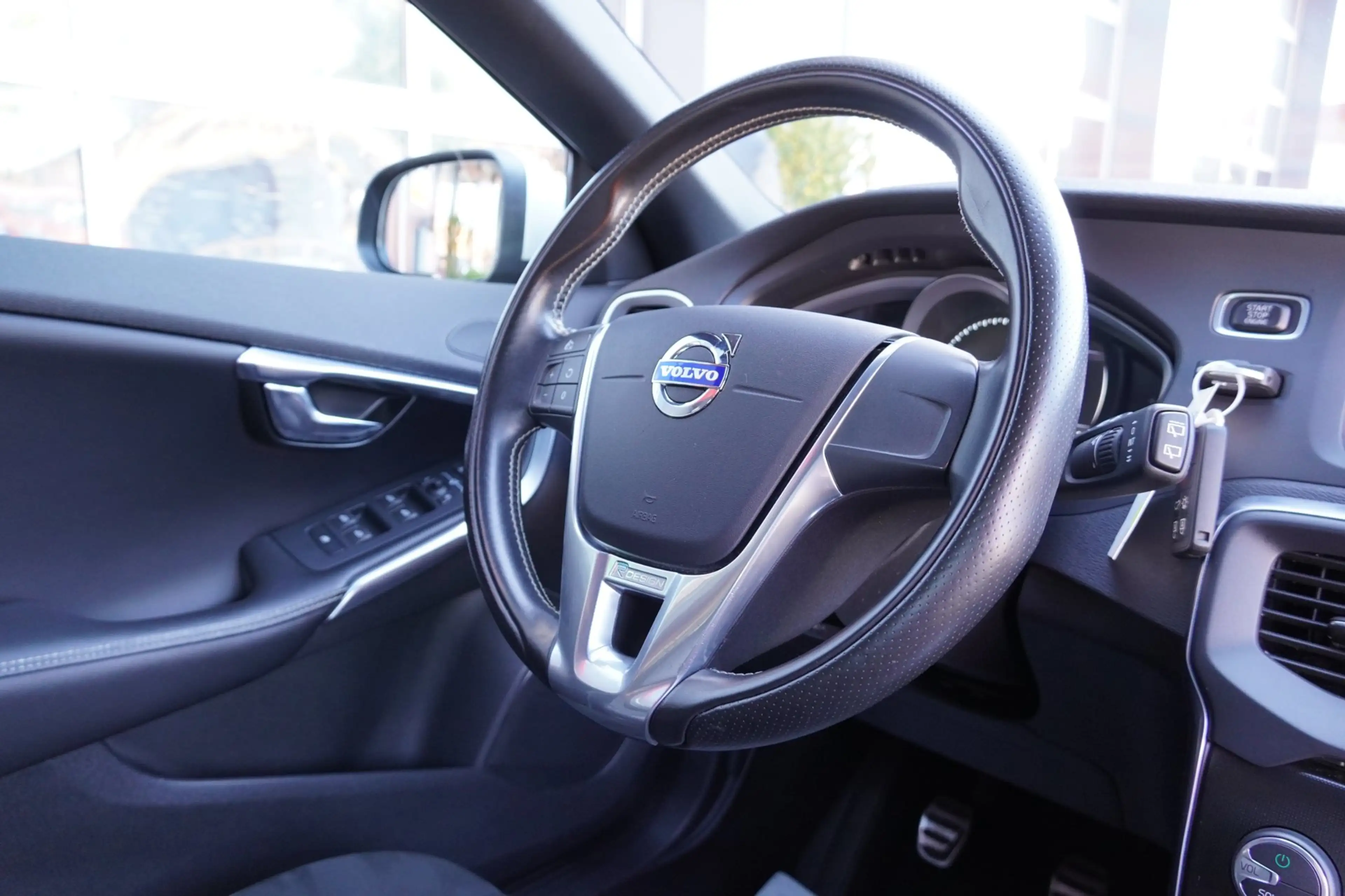 Volvo V40 2.0 T3 152PK R-Design Clima/Cruise/PDC/LM — photo 14