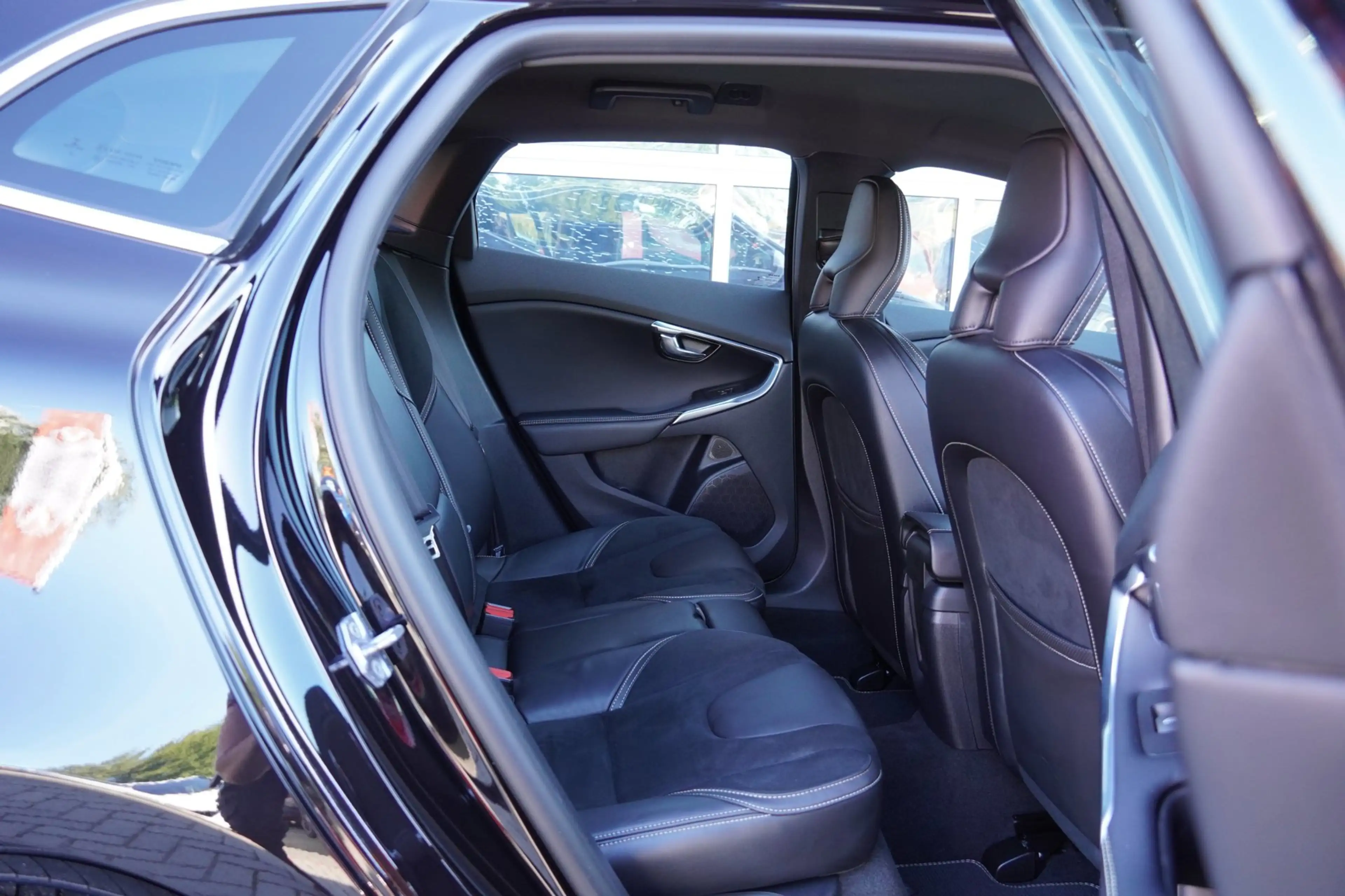 Volvo V40 2.0 T3 152PK R-Design Clima/Cruise/PDC/LM — photo 11