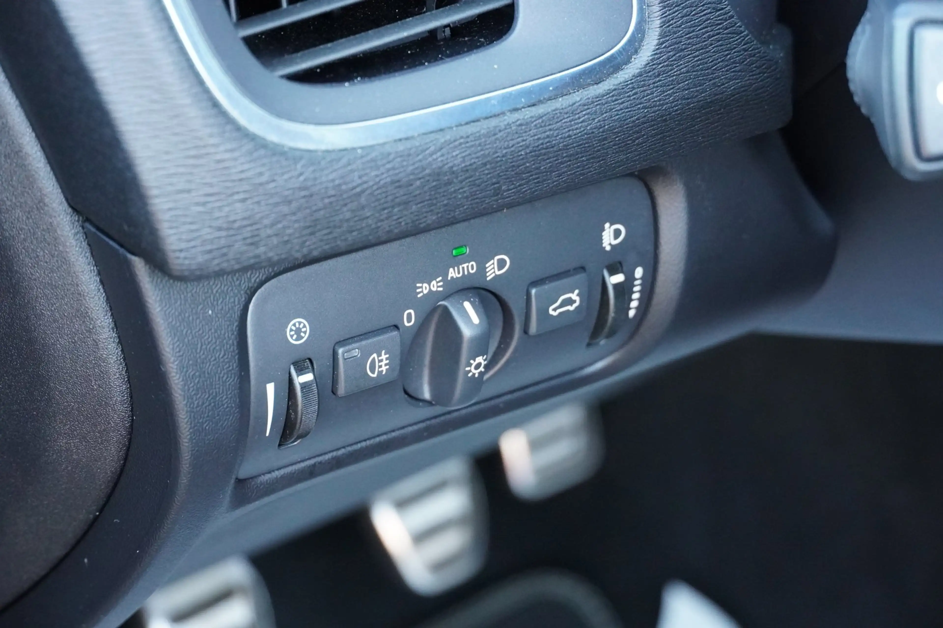 Volvo V40 2.0 T3 152PK R-Design Clima/Cruise/PDC/LM — photo 16